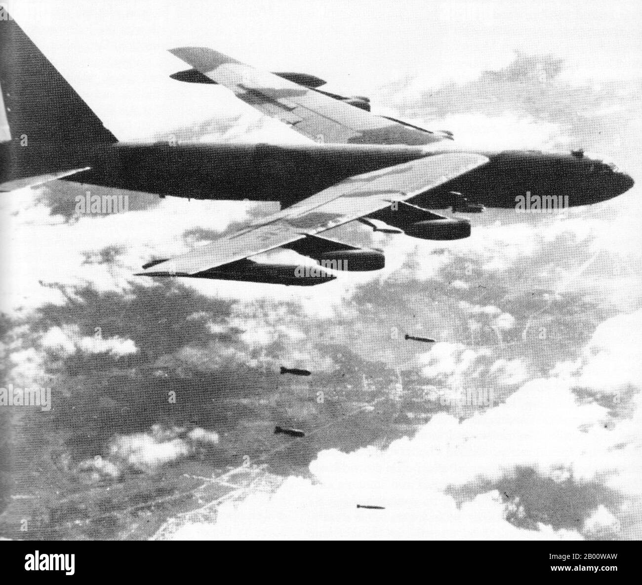 Vietnam: Eine USAF B-52 Stratofortress auf einer Bombe über Nordvietnam während der Operation Linebacker II, 1972. Die Operation Linebacker II war eine Luftangriffskampagne der US Seventh Air Force und der US Navy Task Force 77, die während der letzten Periode der US-Beteiligung am Vietnamkrieg gegen Ziele in der Demokratischen Republik Vietnam (Nordvietnam) durchgeführt wurde. Die Operation wurde vom 18. Bis 29. Dezember 1972 durchgeführt und führte zu mehreren informellen Namen wie "die Dezemberrazzien" und "die Weihnachtsbombenanschläge". Es gab die größten schweren Bomberangriffe, die von der US Air Force seit dem Ende des Zweiten Weltkriegs gestartet wurden Stockfoto