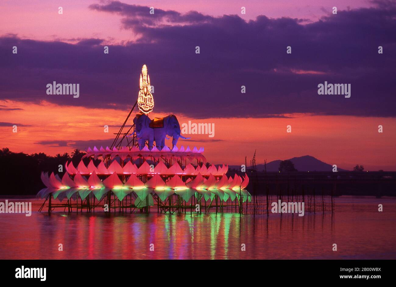 Thailand: Eine große beleuchtete krathong auf dem Ping River, Loy Krathong Festival, Kamphaeng Phet. Loy Krathong findet jährlich in der Vollmondnacht des 12. Monats im traditionellen thailändischen Mondkalender statt. Im Norden Thailands fällt dies mit dem Lanna Festival bekannt als Yi Peng zusammen. Stockfoto