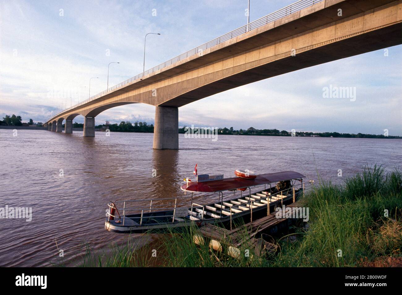 Laos: Die thailändisch-laotische Freundschaftsbrücke, die Laos (Vientiane) und Thailand (Nong Khai) über den Mekong verbindet. Der Mekong ist der zwölftlängste Fluss der Welt. Von seiner Himalaya-Quelle auf der tibetischen Hochebene fließt er etwa 4,350 km (2,703 Meilen) durch Chinas Provinz Yunnan, Burma, Laos, Thailand, Kambodscha und Vietnam und entwässert schließlich im Südchinesischen Meer. Der jüngste Bau von Wasserkraftwerken am Fluss und seinen Nebenflüssen hat den Wasserfluss während der Trockenzeit in Südostasien drastisch reduziert. Stockfoto