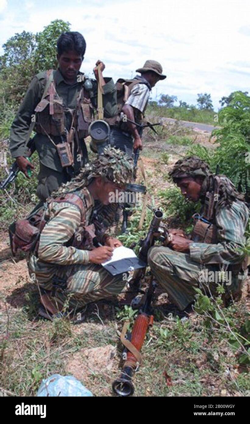 Sri Lanka: Soldaten der Befreiungstiger von Tamil Eelam (LTTE) untersuchen ihre Waffen (2008). LTTE-Soldaten untersuchen ihre Waffen während des Kampfes gegen srilankische Regierungssoldaten im Dorf Akkaraayan im von Rebellen gehaltenen Bezirk der Region Vanni (Wanni), 2008. Stockfoto