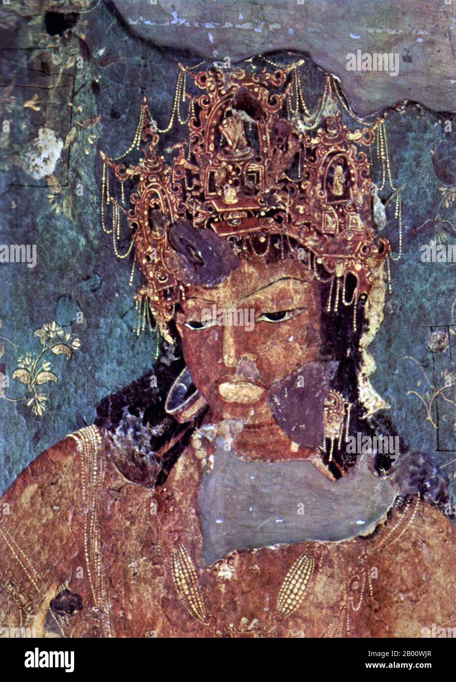 Indien: Detail eines Bodhisattva, Ajanta Höhlen. Die Ajanta Höhlen in Maharashtra, Indien sind 31 Felsen-geschnittene Höhlendenkmäler, die vom 2. Jahrhundert v. Chr. datieren. Die Höhlen umfassen Gemälde und Skulpturen, die als Meisterwerke buddhistischer religiöser Kunst (die die Jataka-Geschichten darstellen) gelten, sowie Fresken, die an die Sigiriya-Gemälde in Sri Lanka erinnern. Die Höhlen wurden in zwei Phasen gebaut, beginnend um 200 v. Chr., mit der zweiten Gruppe von Höhlen um 600 n. Chr. gebaut. Seit 1983 gehören die Höhlen von Ajanta zum UNESCO-Weltkulturerbe. Stockfoto