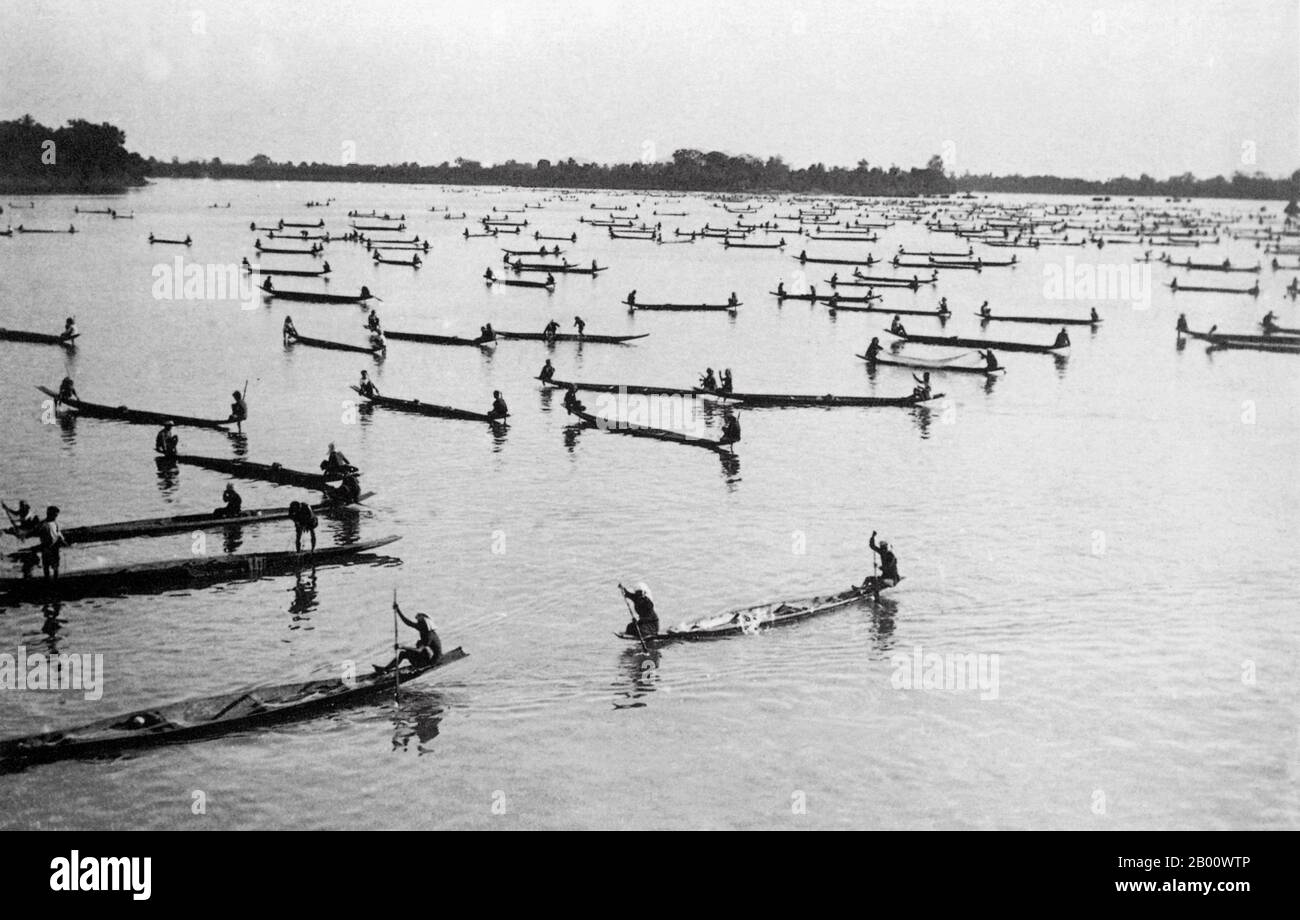 Laos: Fischer auf dem Mekong-Fluss bei Vientiane konkurrieren um den Fang von riesigen Mekong-Wels. 1897. Der riesige Mekong-Wels, der oft über 200 kg wiegt, wurde bereits im 450. Jahrhundert in Südostasien per Dekret geschützt. Die Fischer in Laos durften die Fische ‘pa buek nur bei Vollmond und den folgenden zwei Tagen fangen. Trotz dieser Bemühungen ist der Riesenwels heute extrem selten und wird als vom Aussterben bedroht eingestuft. Sie brütet in den Brackwasser des vietnamesischen Deltas und im Grenzgebiet zu Laos, Thailand und Kambodscha. Stockfoto