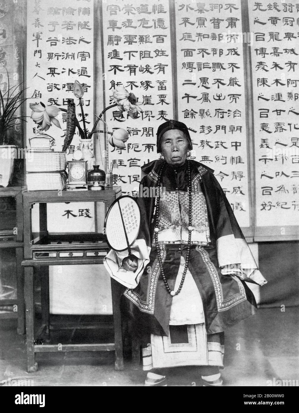 China: Eine ältere Frau aus einer Mandarin sprechenden Familie, fotografiert in der Provinz Yunnan in den Jahren 1898-1899. „Mandarin“ bezieht sich auf Standard-Chinesisch oder Standard-Mandarin-Sprache, die auf dem jeweiligen Mandarin-Dialekt in Peking gesprochen wird. Im weiteren Sinne ist Mandarin eine vielfältige Gruppe von Dialekten, die in Nord- und Südwestchina gesprochen werden. Die Prävalenz dieser sprachlichen Homogenität in Nordchina ist weitgehend das Ergebnis der Geographie: Ein Großteil Nordchina ist von Ebenen bedeckt und flach. Stockfoto