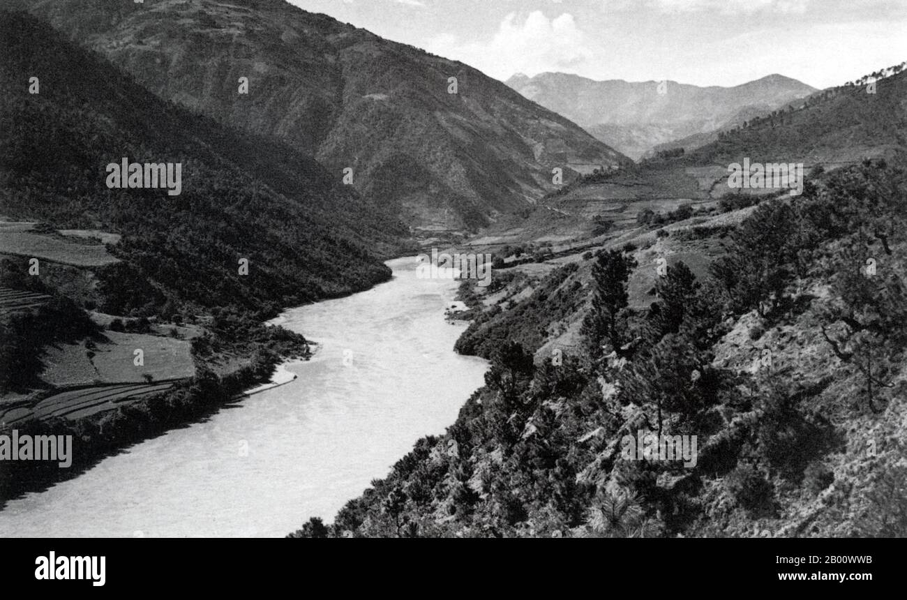 China/Tibet: Der Mekong-Fluss wurde 1938 in der Yang Tsu-Schlucht nördlich von Tsechung fotografiert. Der Mekong ist der zwölftlängste Fluss der Welt. Von seiner Himalaya-Quelle auf der tibetischen Hochebene fließt er etwa 4,350 km (2,703 Meilen) durch Chinas Provinz Yunnan, Burma, Laos, Thailand, Kambodscha und Vietnam und entwässert schließlich im Südchinesischen Meer. Der jüngste Bau von Wasserkraftwerken am Fluss und seinen Nebenflüssen hat den Wasserfluss während der Trockenzeit in Südostasien drastisch reduziert. Stockfoto