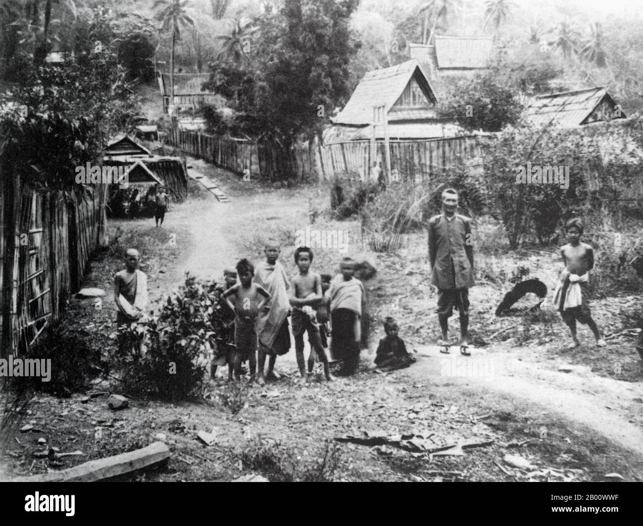 Laos: Eine Straße in Luang Prabang. Foto von Auguste Pavie (1847-1925), 1890. Luang Prabang war früher die Hauptstadt eines gleichnamigen Königreichs. Bis zur kommunistischen Machtübernahme 1975 war es die königliche Hauptstadt und Regierungssitz des Königreichs Laos. Die Stadt ist heute ein UNESCO-Weltkulturerbe. Stockfoto