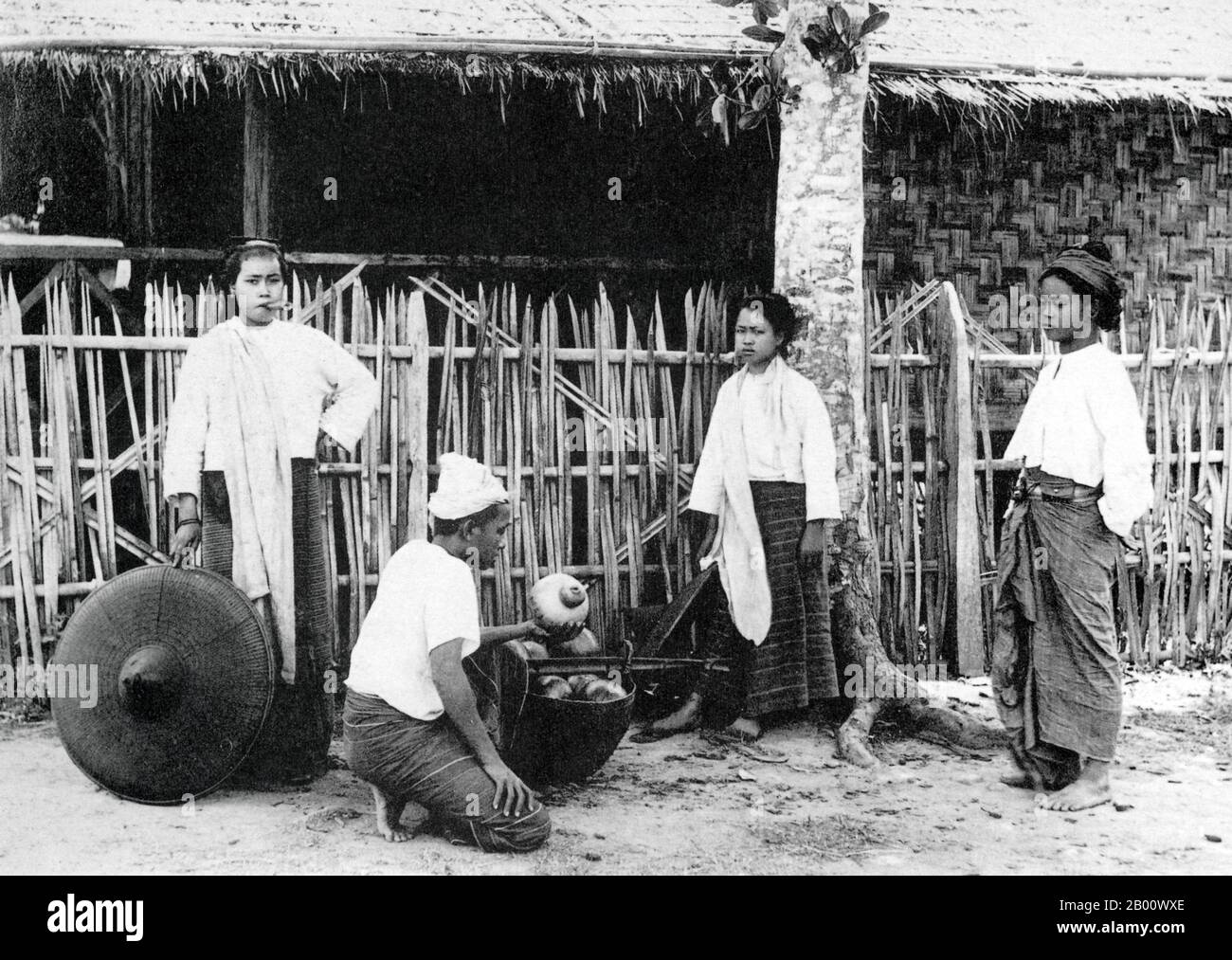 Birma/Myanmar: Eine Frau, die einen Cheroot raucht, verkauft 1929 in Mong Yawng im Bundesstaat Shan Kalabasche. Shan State liegt im Nordosten des Landes und deckt ein Viertel der Landmasse Burmas ab. Es wurde traditionell in Fürstentümer aufgeteilt und besteht hauptsächlich aus ethnischen Shan, Burman Pa-O, Intha, Taungyo, Danu, Palaung und Kachin Völkern. Stockfoto