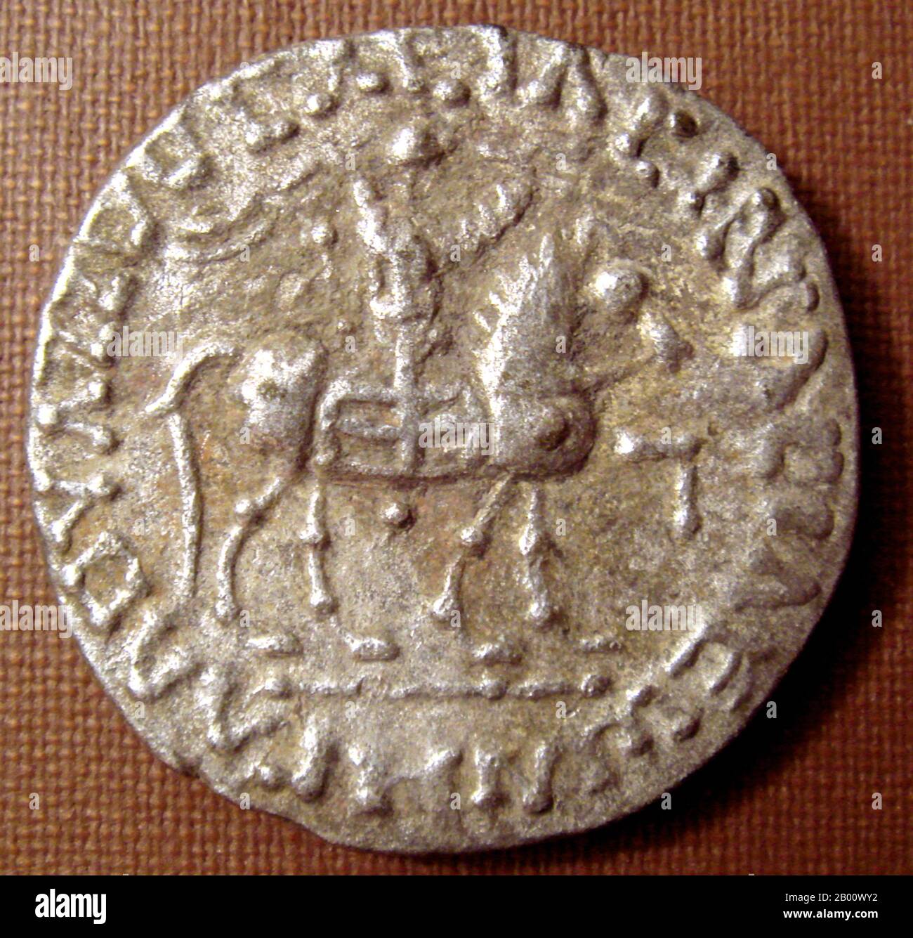 Indien: Silbermünze von König Azes II (r.c. 35-12 BCE). Azes II. (Regierte um 35-12 v. Chr.), war vielleicht der letzte indo-skythische König in Nordindien. Nach dem Tod von Azes II. Zerfiel die Herrschaft der Indo-Skythen im Nordwesten Indiens schließlich mit der Eroberung der Kushans, eines der fünf Stämme der Yuezhi, die mehr als ein Jahrhundert lang in Baktrien gelebt hatten, Und die sich dann nach Indien ausdehnte, um ein Kushan-Imperium zu schaffen. Stockfoto