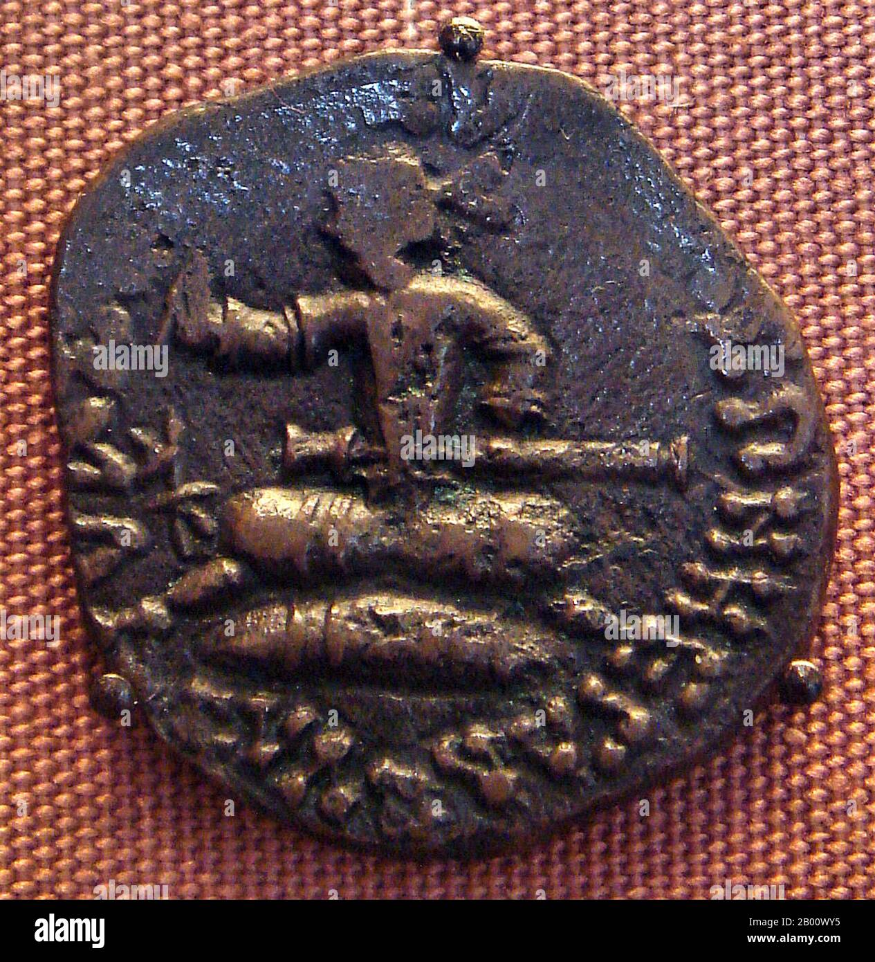 Indien: Münze von Azes II, mit König sitzend, mit gezogenem Schwert und Peitsche. Photo by World Imaging (CC BY-SA 3.0 Lizenz). Azes II. (Regierte um 35-12 v. Chr.), war vielleicht der letzte indo-skythische König in Nordindien. Nach dem Tod von Azes II. Zerfiel die Herrschaft der Indo-Skythen im Nordwesten Indiens schließlich mit der Eroberung der Kushans, eines der fünf Stämme der Yuezhi, die mehr als ein Jahrhundert lang in Baktrien gelebt hatten, Und die sich dann nach Indien ausdehnte, um ein Kushan-Imperium zu schaffen. Stockfoto