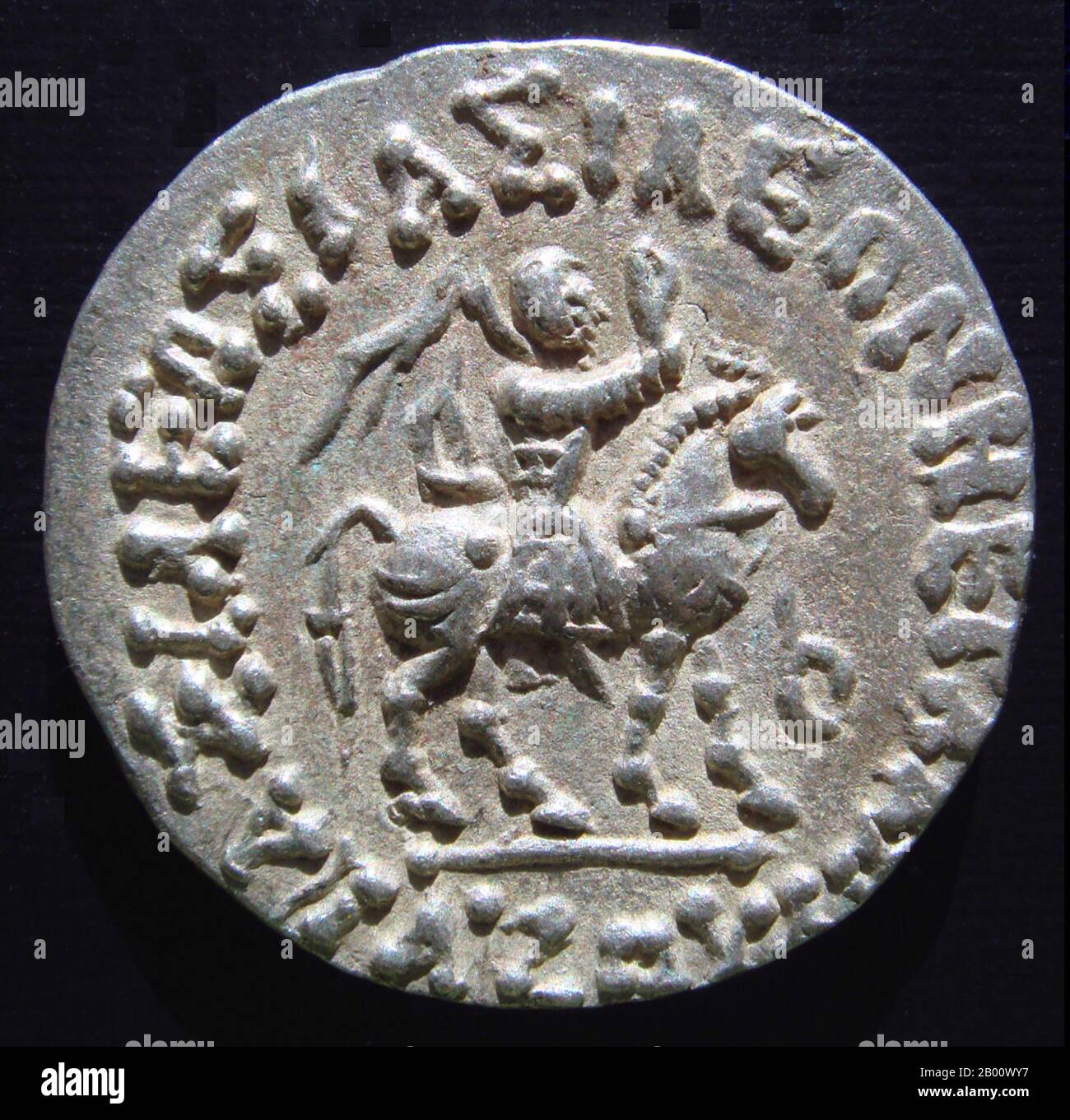 Indien: Azes II in Rüstung, auf einem Pferd reitend, auf einem seiner silbernen Tetradrachmen, geprägt in Gandhara. Azes II. (Regierte um 35-12 v. Chr.), war vielleicht der letzte indo-skythische König in Nordindien. Nach dem Tod von Azes II. Zerfiel die Herrschaft der Indo-Skythen im Nordwesten Indiens schließlich mit der Eroberung der Kushans, eines der fünf Stämme der Yuezhi, die mehr als ein Jahrhundert lang in Baktrien gelebt hatten, Und die sich dann nach Indien ausdehnte, um ein Kushan-Imperium zu schaffen. Stockfoto