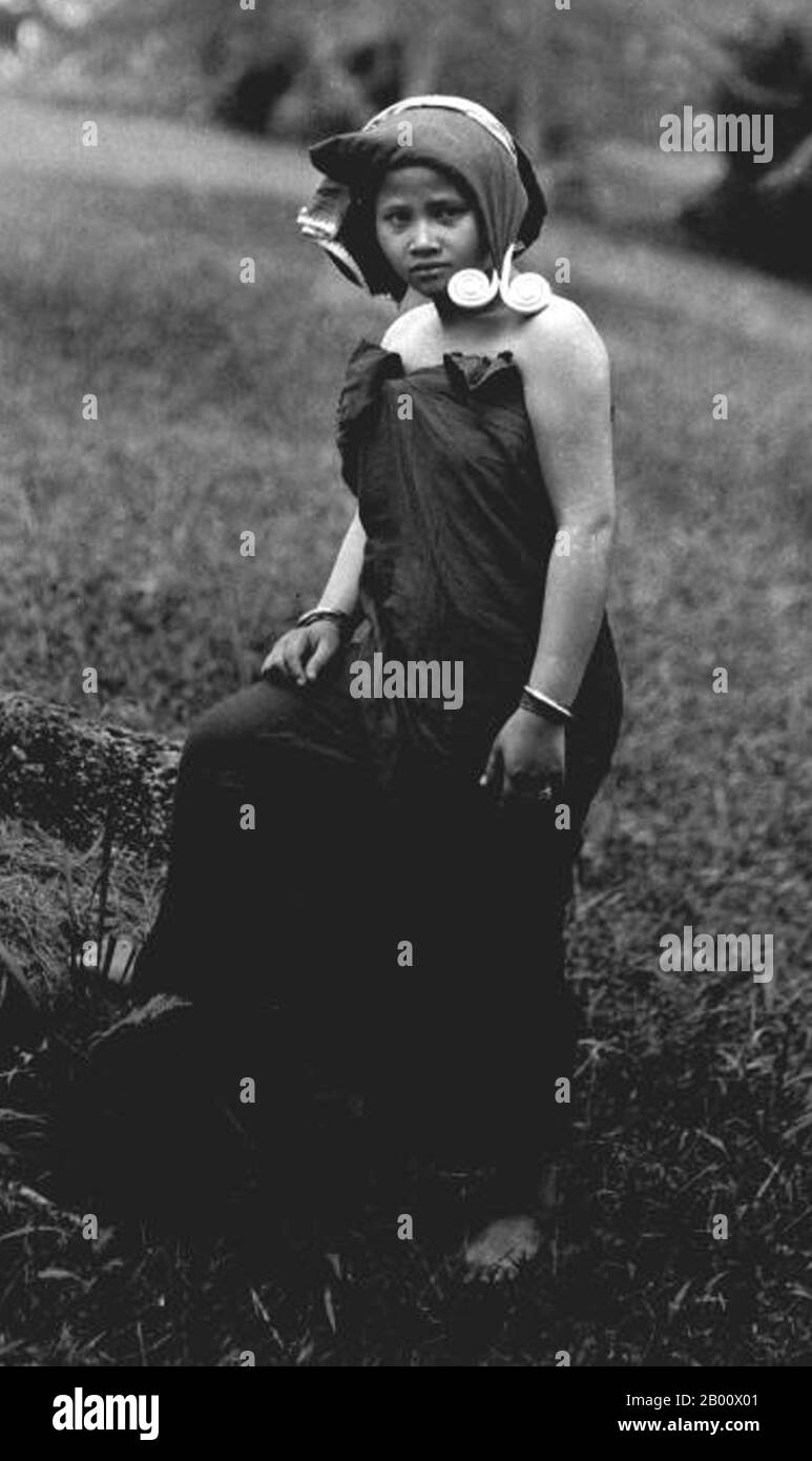 Indonesien: Eine Karo Batak Frau aus Nordsumatra in traditioneller Kleidung, 1925. Batak ist ein Sammelbegriff zur Identifizierung einer Reihe von ethnischen Gruppen in Nord-Sumatra, Indonesien gefunden. Der Begriff wird verwendet, um die Toba, Karo, Pakpak, Simalungun, Angkola und Mandailing, von denen jede sind unterschiedliche, aber verwandte Gruppen mit unterschiedlichen, wenn auch verwandten, Sprachen und Bräuche (adat). Gelegentlich wird es auch verwendet, um die Alas Menschen von Zentral-Süd-Aceh, aber in der Regel nur in Bezug auf Sprachgruppen. In Nord-Sumatra behaupten die Toba-Leute ihre Identität als "Batak". Stockfoto