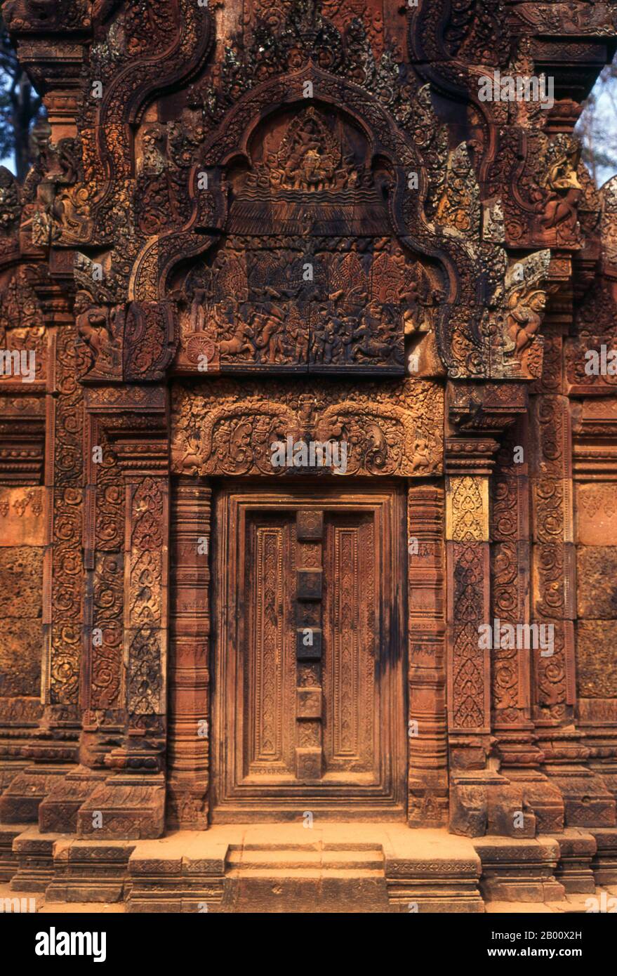 Kambodscha: Bibliothek, Banteay Srei (Zitadelle der Frauen), bei Angkor. Banteay Srei (oder Banteay Srey) ist ein kambodschanischer Tempel aus dem 10. Jahrhundert, der dem Hindu-gott Shiva gewidmet ist und im Nordosten der Hauptgruppe von Tempeln in Angkor liegt. Banteay Srei ist weitgehend aus rotem Sandstein gebaut, ein Medium, das sich für die aufwendigen dekorativen Wandschnitzereien eignet, die noch heute zu beobachten sind. Banteay Srei wird manchmal als das "Juwel der Khmer-Kunst" bezeichnet. Stockfoto