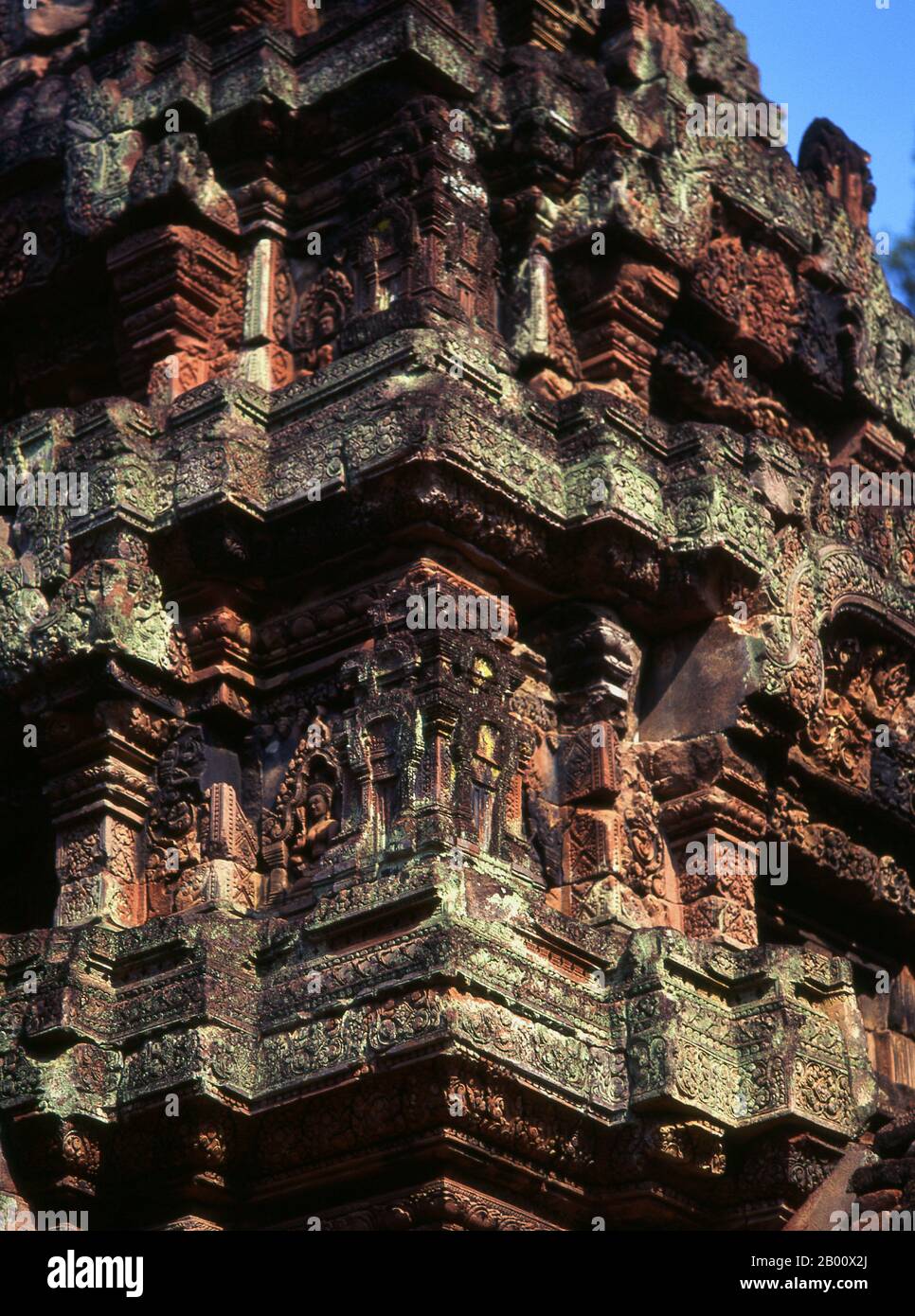Kambodscha: Zentralschrein, Banteay Srei (Zitadelle der Frauen), bei Angkor. Banteay Srei (oder Banteay Srey) ist ein kambodschanischer Tempel aus dem 10. Jahrhundert, der dem Hindu-gott Shiva gewidmet ist und im Nordosten der Hauptgruppe von Tempeln in Angkor liegt. Banteay Srei ist weitgehend aus rotem Sandstein gebaut, ein Medium, das sich für die aufwendigen dekorativen Wandschnitzereien eignet, die noch heute zu beobachten sind. Banteay Srei wird manchmal als das "Juwel der Khmer-Kunst" bezeichnet. Stockfoto
