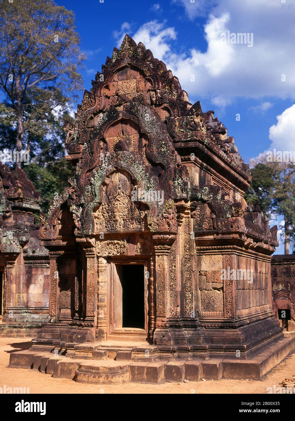 Kambodscha: Teil des inneren Geheges, Banteay Srei (Zitadelle der Frauen), in der Nähe von Angkor. Banteay Srei (oder Banteay Srey) ist ein kambodschanischer Tempel aus dem 10. Jahrhundert, der dem Hindu-gott Shiva gewidmet ist und im Nordosten der Hauptgruppe von Tempeln in Angkor liegt. Banteay Srei ist weitgehend aus rotem Sandstein gebaut, ein Medium, das sich für die aufwendigen dekorativen Wandschnitzereien eignet, die noch heute zu beobachten sind. Banteay Srei wird manchmal als das "Juwel der Khmer-Kunst" bezeichnet. Stockfoto