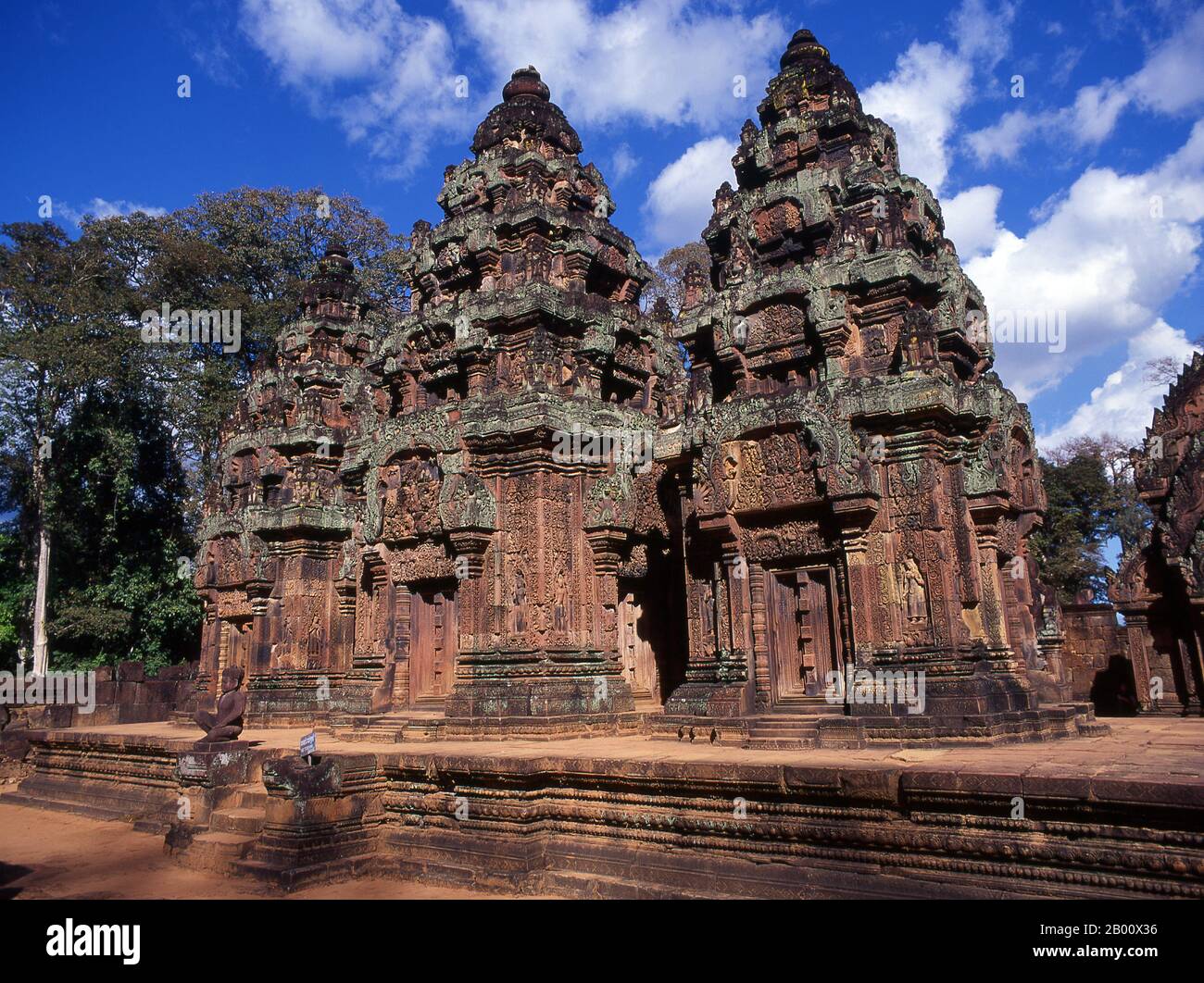 Kambodscha: Zentralschrein, Banteay Srei (Zitadelle der Frauen), bei Angkor. Banteay Srei (oder Banteay Srey) ist ein kambodschanischer Tempel aus dem 10. Jahrhundert, der dem Hindu-gott Shiva gewidmet ist und im Nordosten der Hauptgruppe von Tempeln in Angkor liegt. Banteay Srei ist weitgehend aus rotem Sandstein gebaut, ein Medium, das sich für die aufwendigen dekorativen Wandschnitzereien eignet, die noch heute zu beobachten sind. Banteay Srei wird manchmal als das "Juwel der Khmer-Kunst" bezeichnet. Stockfoto