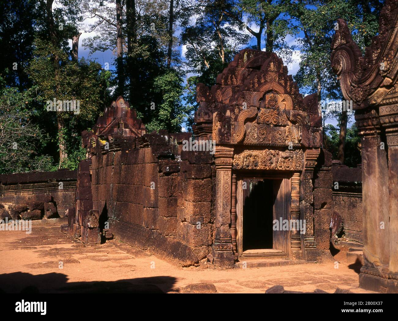 Kambodscha: Galeriegebäude, Banteay Srei (Zitadelle der Frauen), in der Nähe von Angkor. Banteay Srei (oder Banteay Srey) ist ein kambodschanischer Tempel aus dem 10. Jahrhundert, der dem Hindu-gott Shiva gewidmet ist und im Nordosten der Hauptgruppe von Tempeln in Angkor liegt. Banteay Srei ist weitgehend aus rotem Sandstein gebaut, ein Medium, das sich für die aufwendigen dekorativen Wandschnitzereien eignet, die noch heute zu beobachten sind. Banteay Srei wird manchmal als das "Juwel der Khmer-Kunst" bezeichnet. Stockfoto