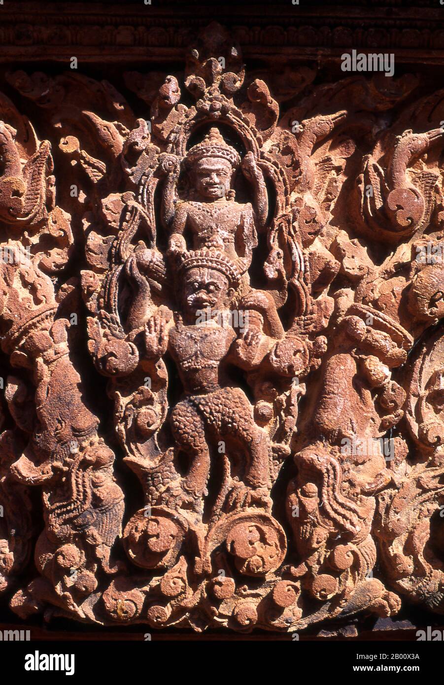 Kambodscha: Pediment Detail, Banteay Srei (Zitadelle der Frauen), bei Angkor. Banteay Srei (oder Banteay Srey) ist ein kambodschanischer Tempel aus dem 10. Jahrhundert, der dem Hindu-gott Shiva gewidmet ist und im Nordosten der Hauptgruppe von Tempeln in Angkor liegt. Banteay Srei ist weitgehend aus rotem Sandstein gebaut, ein Medium, das sich für die aufwendigen dekorativen Wandschnitzereien eignet, die noch heute zu beobachten sind. Banteay Srei wird manchmal als das "Juwel der Khmer-Kunst" bezeichnet. Stockfoto
