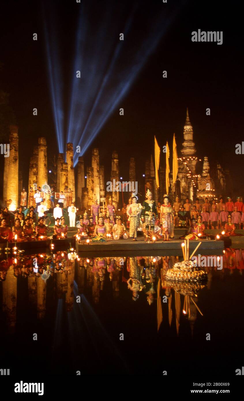 Thailand: Licht- und Sound-Show für das alljährliche Loy Krathong Festival, Sukhothai Historical Park. Loy Krathong (oder Loi Krathong) ist ein jährlich im traditionellen Mondkalender in ganz Thailand und bestimmten Teilen von Laos während des Vollmondes des 12. Monats stattfindendes Fest. Sukhothai, was wörtlich "Dawn of Happiness" bedeutet, war die Hauptstadt des Sukhothai-Königreichs und wurde 1238 gegründet. Es war die Hauptstadt des thailändischen Reiches für etwa 140 Jahre. Stockfoto