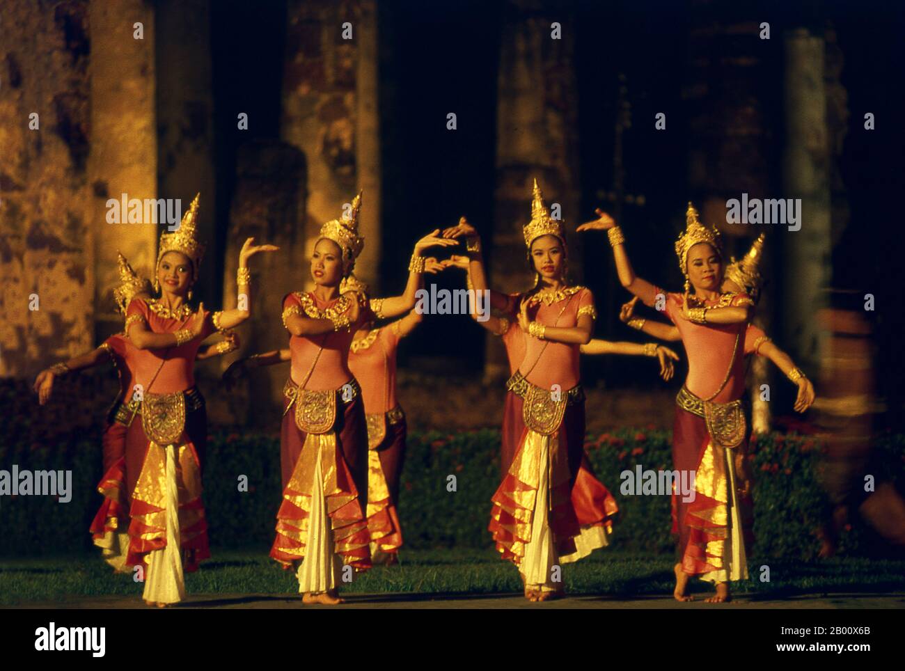 Thailand: Traditionelle thailändische Tänzer bei der Licht- und Soundshow für das alljährliche Loy Krathong Festival, Sukhothai Historical Park. Loy Krathong (oder Loi Krathong) ist ein jährlich im traditionellen Mondkalender in ganz Thailand und bestimmten Teilen von Laos während des Vollmondes des 12. Monats stattfindendes Fest. Sukhothai, was wörtlich "Dawn of Happiness" bedeutet, war die Hauptstadt des Sukhothai-Königreichs und wurde 1238 gegründet. Es war die Hauptstadt des thailändischen Reiches für etwa 140 Jahre. Stockfoto
