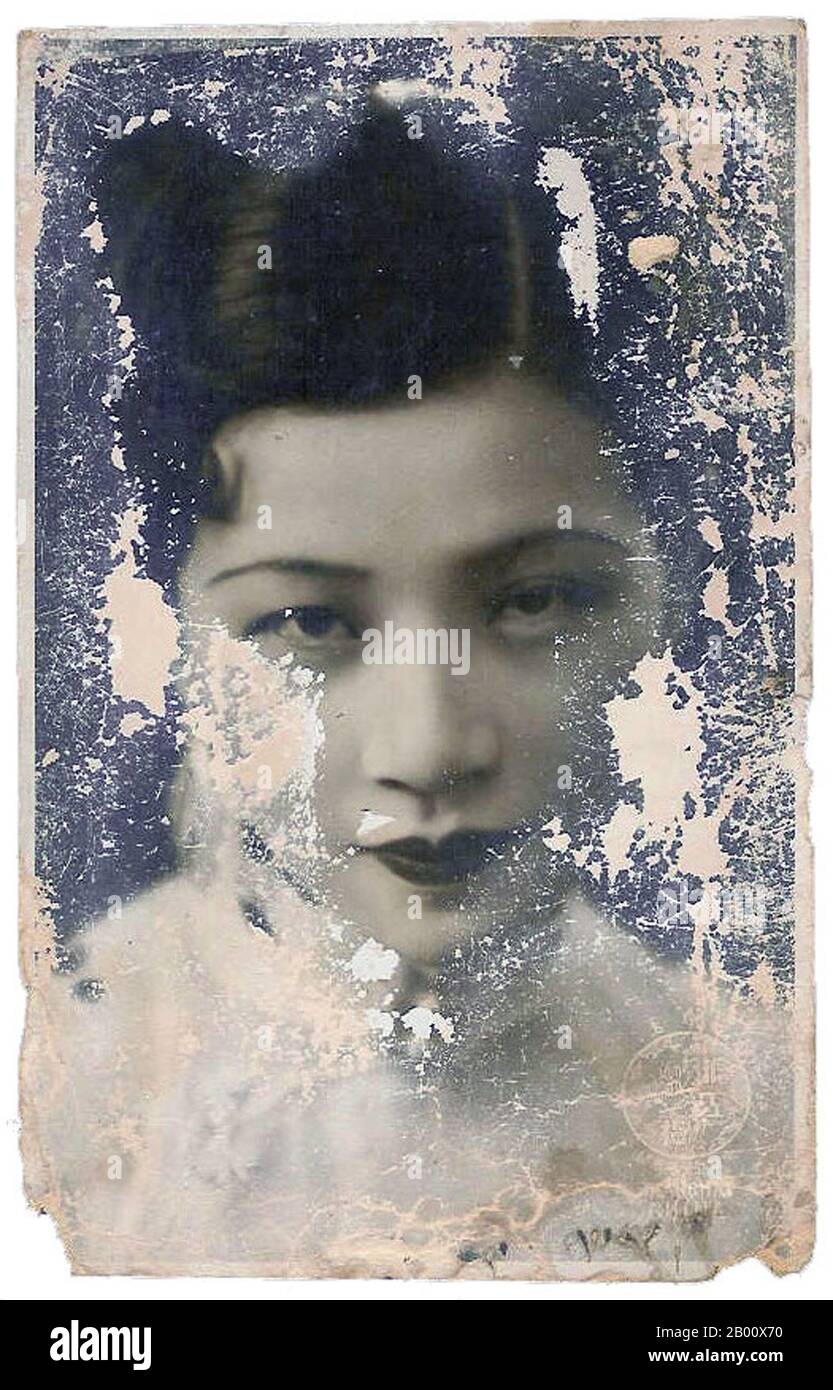 China: Ruang Lingyu (1910 - 1935), Filmikone des alten Schanghai. Ruan Lingyu (26. April 1910 – 8. März 1935), geboren Ruan Fenggen), war eine chinesische Stummfilmschauspielerin. Als einer der prominentesten chinesischen Filmstars der 1930er Jahre wurde sie mit ihrem tragischen Selbstmord im Alter von 24 Jahren zur Ikone des chinesischen Kinos. Ihr Trauerzug war angeblich drei Meilen lang, wobei drei Frauen während des Ereignisses Selbstmord begehen. Stockfoto
