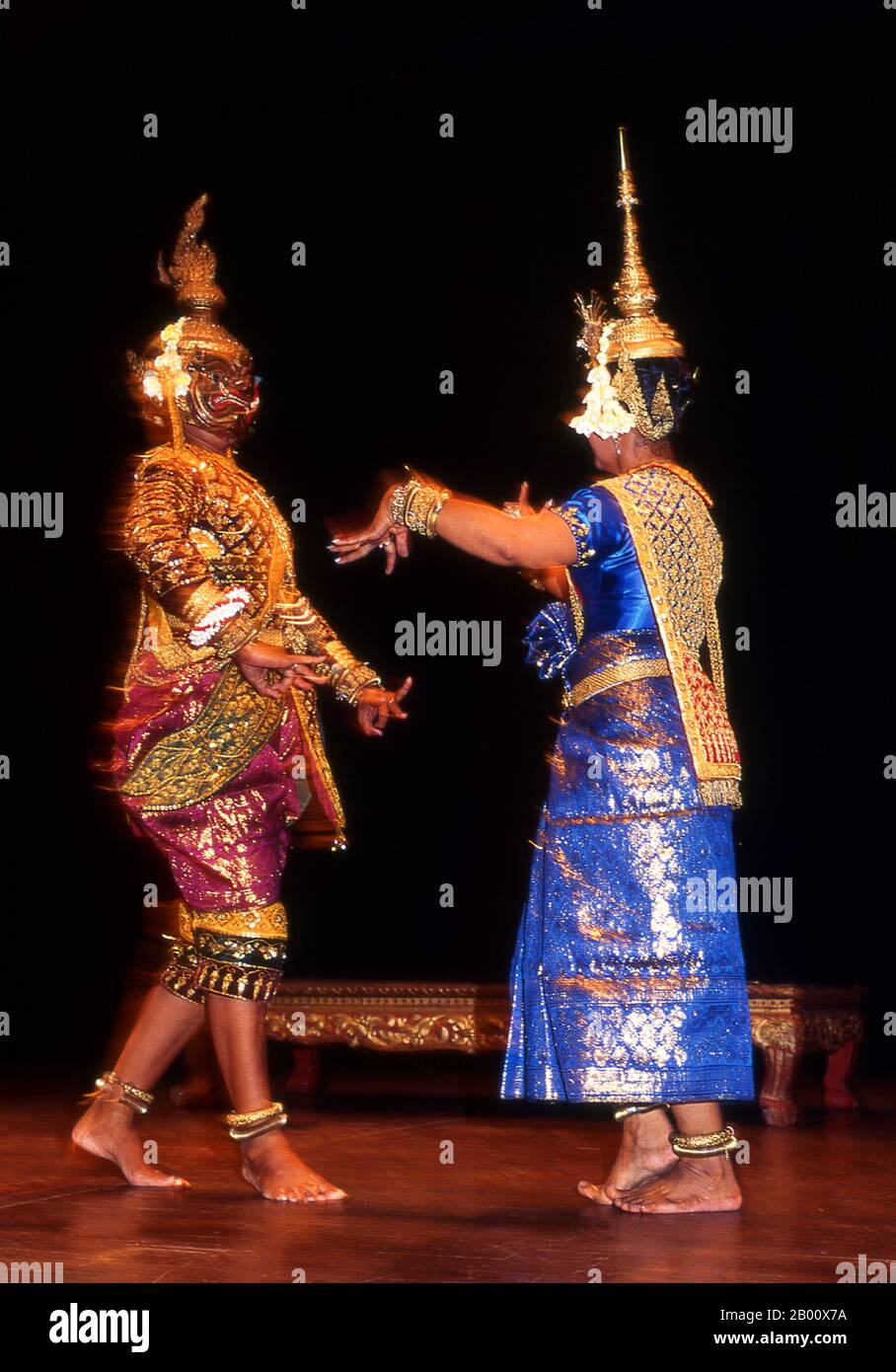 Kambodscha: Tänzer, Royal Ballet of Cambodia, Phnom Penh Khmer der klassische Tanz ähnelt den klassischen Tänzen Thailands und Kambodschas. Der Reamker ist eine Khmer-Version des Ramayana und ist eines der am häufigsten durchgeführten Tanzdramen. Stockfoto