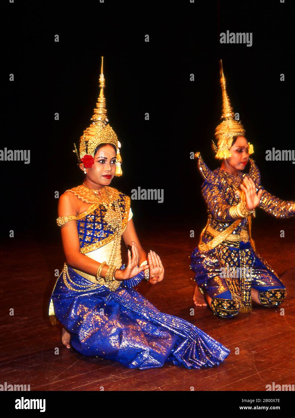 Kambodscha: Tänzer, Royal Ballet of Cambodia, Phnom Penh Khmer der klassische Tanz ähnelt den klassischen Tänzen Thailands und Kambodschas. Der Reamker ist eine Khmer-Version des Ramayana und ist eines der am häufigsten durchgeführten Tanzdramen. Stockfoto