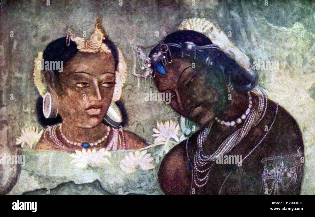 Indien: Wandbild in den Ajanta Höhlen, das zwei Frauen zeigt, möglicherweise eine Prinzessin und Magd. Die Ajanta Höhlen in Maharashtra, Indien sind 31 Felsen-geschnittene Höhlendenkmäler, die vom 2. Jahrhundert v. Chr. datieren. Die Höhlen umfassen Gemälde und Skulpturen, die als Meisterwerke buddhistischer religiöser Kunst (die die Jataka-Geschichten darstellen) gelten, sowie Fresken, die an die Sigiriya-Gemälde in Sri Lanka erinnern. Die Höhlen wurden in zwei Phasen gebaut, beginnend um 200 v. Chr., mit der zweiten Gruppe von Höhlen um 600 n. Chr. gebaut. Seit 1983 gehören die Höhlen von Ajanta zum UNESCO-Weltkulturerbe. Stockfoto