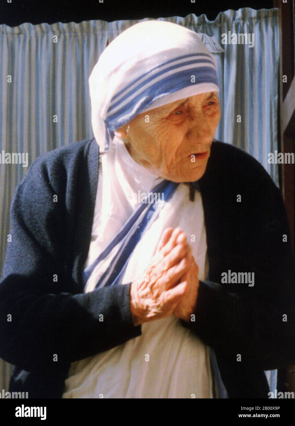 Albanien/Indien: Mutter Teresa von Kalkutta (1910-1997). Foto von Evert Odekerken (CC BY 2.5 License), 1988. Mutter Teresa (26. August 1910 – 5. September 1997), geborene Agnes Gonxha Bojaxhiu, war eine katholische Nonne der albanischen Volkszugehörigkeit und der indischen Staatsbürgerschaft, die 1950 die Missionare der Nächstenliebe in Kalkutta, Indien, gründete. Über 45 Jahre lang diente sie den Armen, Kranken, Waisen und Sterbenden, während sie die Expansion der Missionare der Nächstenliebe leitete, zuerst in Indien und dann weltweit. Nach ihrem Tod wurde sie von Papst Johannes Paul II. Selig gesprochen und erhielt den Titel Selige Teresa von Kalkutta. Stockfoto