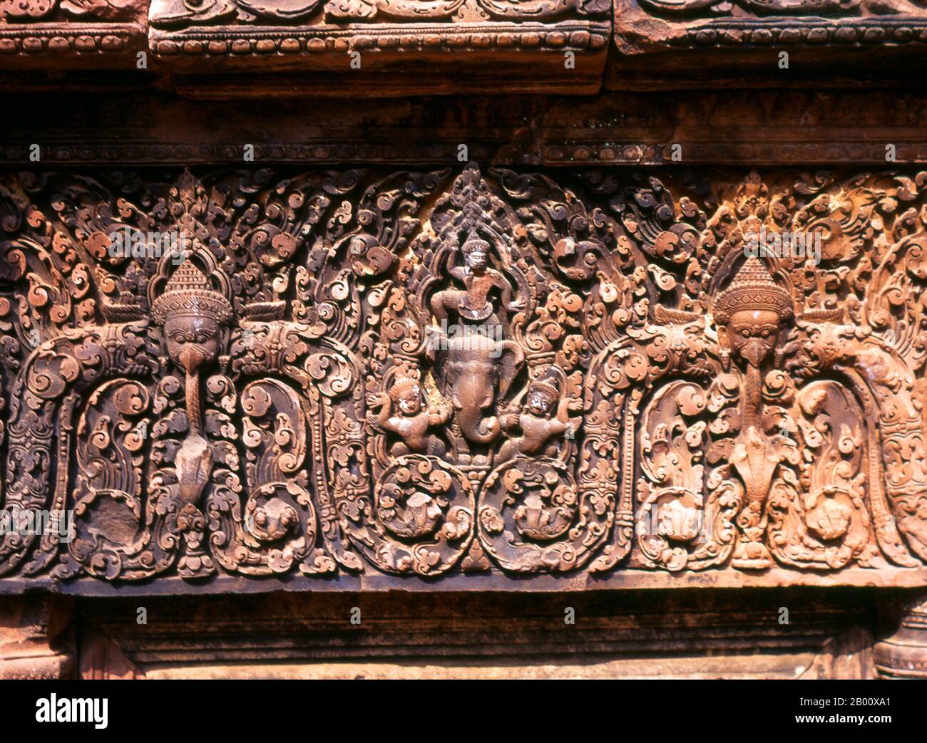 Kambodscha: Banteay Srei (Zitadelle der Frauen), in der Nähe von Angkor. Banteay Srei (oder Banteay Srey) ist ein kambodschanischer Tempel aus dem 10. Jahrhundert, der dem Hindu-gott Shiva gewidmet ist und im Nordosten der Hauptgruppe von Tempeln in Angkor liegt. Banteay Srei ist weitgehend aus rotem Sandstein gebaut, ein Medium, das sich für die aufwendigen dekorativen Wandschnitzereien eignet, die noch heute zu beobachten sind. Banteay Srei wird manchmal als das "Juwel der Khmer-Kunst" bezeichnet. Stockfoto