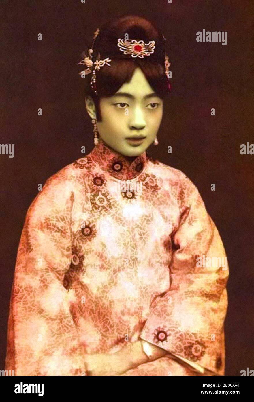 China: Kaiserin Xiao Ke Min, auch bekannt als Kaiserin Wan Rong (Wan-Jung) (13. November 1906 – 20. Juni 1946). Gobulo Wan Rong ("schönes Antlitz") war die Tochter von Rong Yuan, dem Minister für innere Angelegenheiten der Qing-Regierung und Leiter einer der prominentesten und reichsten Familien der Mandschurei. Im Alter von 17 Jahren wurde Wan Rong aus einer Serie von Fotografien ausgewählt, die dem Kaiser Xuan Tong (Puyi) präsentiert wurden. Die Hochzeit fand statt, als Puyi das Alter von 16 Jahren erreichte. WAN Rong war die letzte Kaiserin der Qing-Dynastie in China und später Kaiserin von Mandschukuo (Manchurisches Reich). Stockfoto