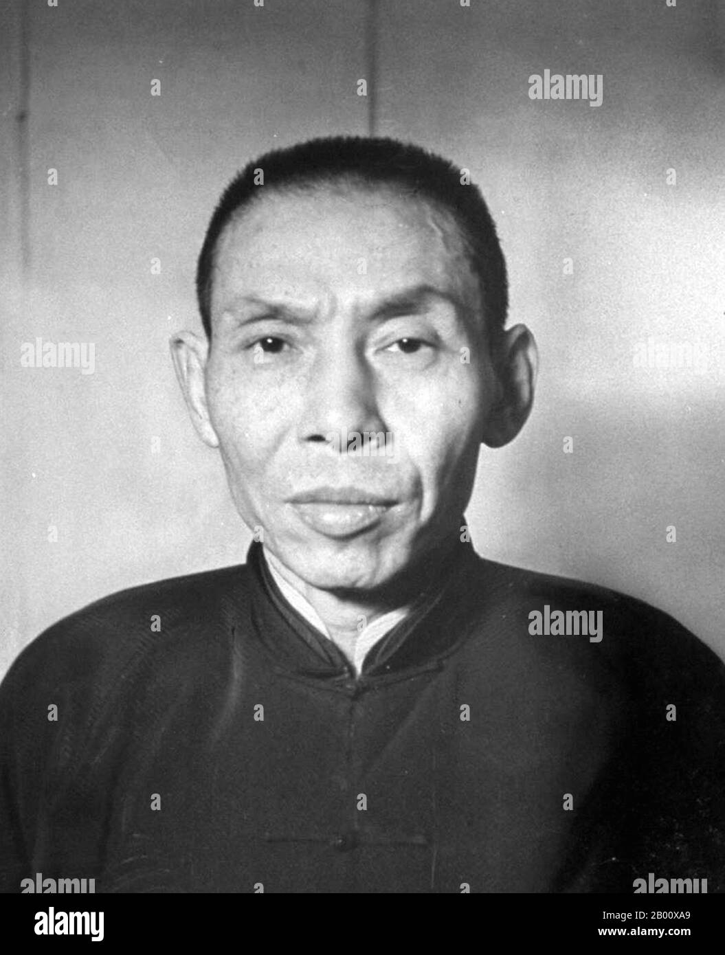 China: Shanghai 'Green Gang' Mobster Du Yuesheng oder 'Big Ears Du' (1887-1951). Du Yuesheng (TU Yüeh-sheng), allgemein bekannt als "Big-Ears Du" (1887–1951) war ein chinesischer Gangster, der einen Großteil seines Lebens in Shanghai verbrachte. Er war ein wichtiger Unterstützer der Kuomintang (KMT; aka Nationalisten) und Chiang Kai-shek in ihrem Kampf gegen die Kommunisten in den 1920er Jahren, und war eine Figur von gewisser Bedeutung während des Zweiten Chinesisch-Japanischen Krieges. Nach dem chinesischen Bürgerkrieg und dem Rückzug der KMT nach Taiwan ging Du ins Exil nach Hongkong und blieb dort bis zu seinem Tod 1951. Stockfoto