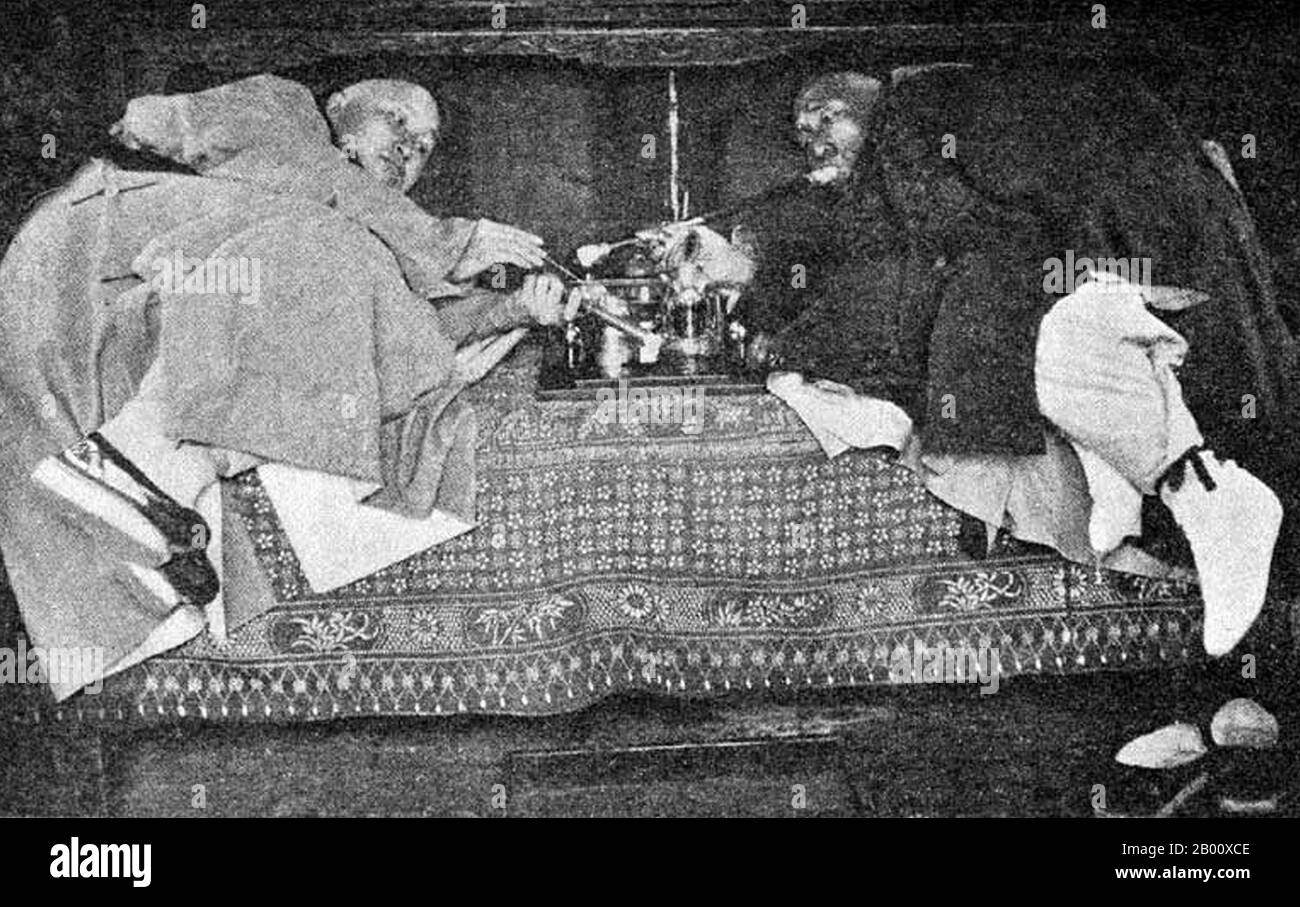 China: Opiumraucher in Sichuan fotografiert von G. E. Morrison (1862-1920) im Jahr 1894. Der in Australien geborene Auslandskorrespondent George Ernest Morrison (1862-1920) war bekannt für seine in The Times erschienenen Depeschen aus Peking und für seinen einzigartigen Einfluss auf den Kurs der chinesischen Diplomatie. Als Morrison 1894 zum ersten Mal in China ankam, machte er sich auf eine Reise, die er als "eine ruhige Reise durch China nach Burma" beschrieb. Gekleidet wie ein Chinese und engagierte Führer und Diener nach Bedarf, reiste er mit Flussboot, Sedan Stuhl, Maultier, Pony, und vor allem zu Fuß. Stockfoto