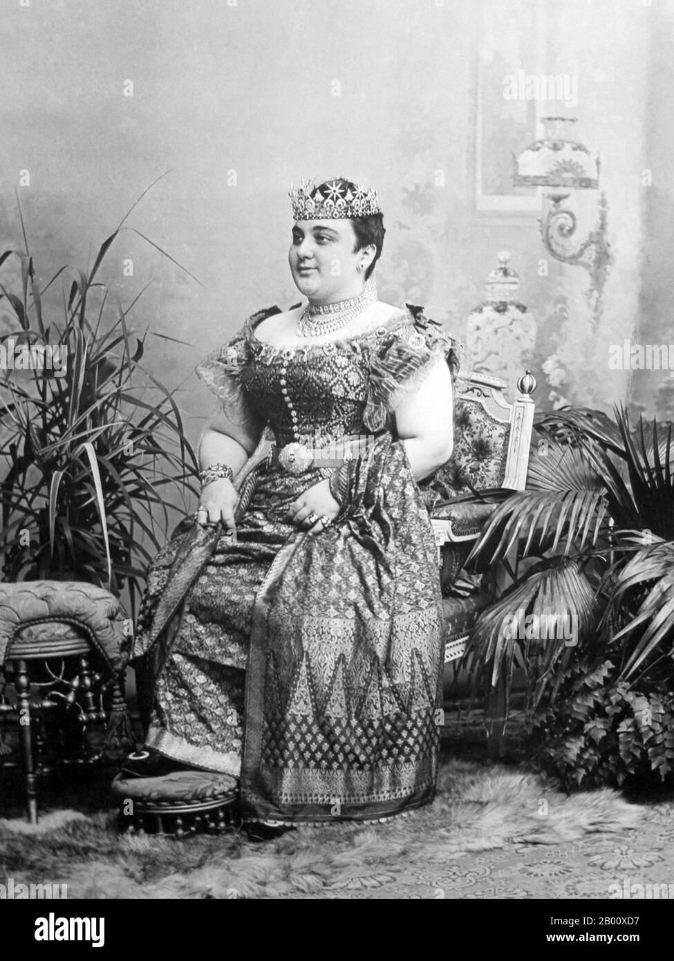 Malaysia: Sultana von Johore (1894-1904). Che' Khadija Khanum [S.H. Sultana Khadija] gekrönt in der Istana Zahra, Johor Bahru, als Sultana von Johor im Stil ihrer Hoheit, 28. Februar 1894, eine Dame türkischer Herkunft. Stockfoto