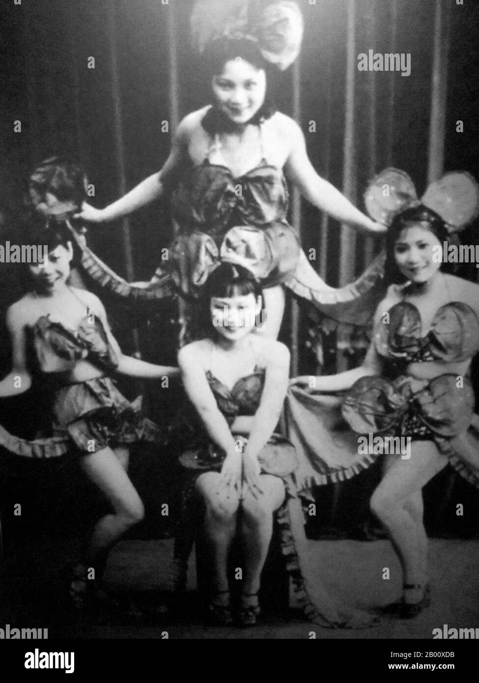 Singapur: Frühe Showgirls, wahrscheinlich c.. 1925. Singapur geriet 1819 unter britischen Einfluss, als die [britische] Ostindien-Kompanie dort mit Genehmigung des Sultanats Johor einen Handelshafen eröffnete. Die Briten erlangten 1824 die Souveränität über die Insel und Singapur wurde 1826 zu einer der britischen Straits-Siedlungen. Im Zweiten Weltkrieg von den Japanern besetzt, erklärte Singapur die Unabhängigkeit und Vereinigte sich 1963 mit anderen ehemaligen britischen Territorien zu Malaysia, obwohl es zwei Jahre später von Malaysia getrennt wurde. Stockfoto