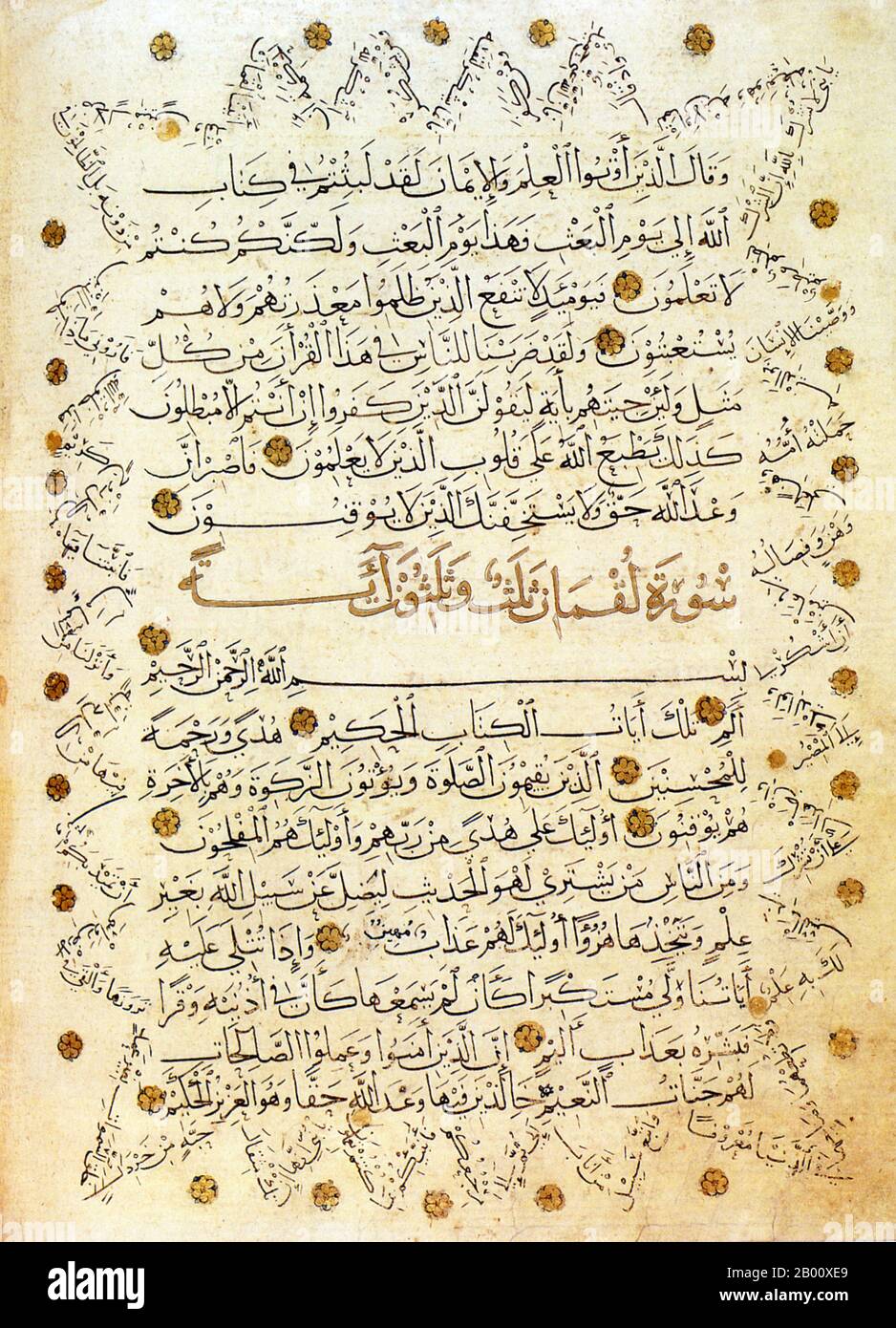 Irak: Eine Seite eines beleuchteten Korans, handgeschrieben auf Papier, das Mitte des 14. Jahrhunderts in Venedig hergestellt wurde. Der Zickzacktext in den Rändern ist eine Fortsetzung des Manuskripts, das geschrieben wurde, um die Verwendung von teurem importiertem Papier zu sparen. Der Koran (wörtlich die Rezitation) ist der wichtigste religiöse Text des Islam. Muslime glauben, dass der Koran die verbale göttliche Führung und moralische Richtung für die Menschheit ist. Muslime betrachten auch den ursprünglichen arabischen verbalen Text als die endgültige Offenbarung Gottes. Muslime glauben, dass der Koran von Gott an Muhammad durch den Engel Gabriel offenbart wurde. Stockfoto