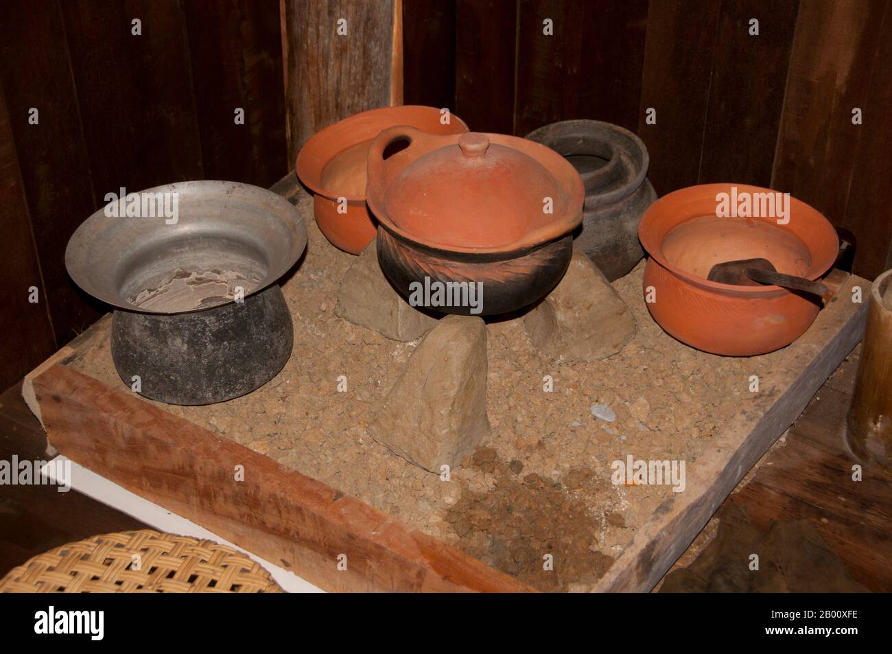 Thailand: Typische Black Tai Küchenutensilien, Ban Na Pa Nat Tai Dam Kulturdorf, Provinz Loei. Der Tai Dam oder Black Tai sind eine ethnische Gruppe, die in Teilen von Laos, Vietnam, China und Thailand zu finden ist. Tai Dam Lautsprecher in China werden als Teil der Dai Nationalität zusammen mit fast allen anderen Tai Völker eingestuft. Aber in Vietnam bekommen sie ihre eigene Nationalität (mit dem Weißen Tai), wo sie als Thái-Nationalität (was Tai-Leute bedeutet) eingestuft werden. Der Tai Dam stammt aus der Nähe von Dien Bien Phu in Vietnam. Stockfoto