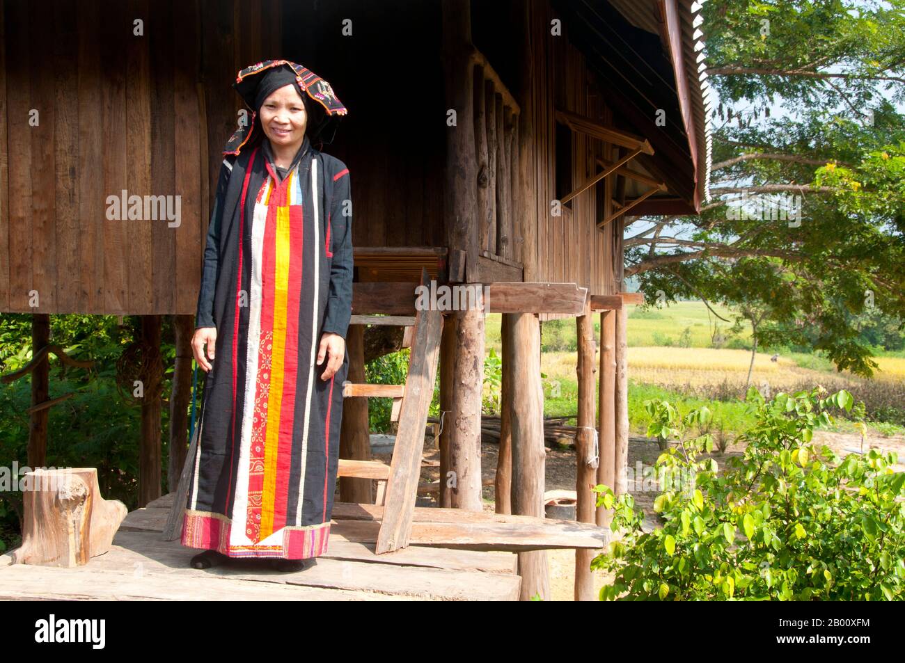 Thailand: Schwarze Tai Frau in traditioneller Kleidung und Kopfschmuck, Ban Na Pa Nat Tai Dam Kulturdorf, Provinz Loei. Der Tai Dam oder Black Tai sind eine ethnische Gruppe, die in Teilen von Laos, Vietnam, China und Thailand zu finden ist. Tai Dam Lautsprecher in China werden als Teil der Dai Nationalität zusammen mit fast allen anderen Tai Völker eingestuft. Aber in Vietnam bekommen sie ihre eigene Nationalität (mit dem Weißen Tai), wo sie als Thái-Nationalität (was Tai-Leute bedeutet) eingestuft werden. Der Tai Dam stammt aus der Nähe von Dien Bien Phu in Vietnam. Stockfoto