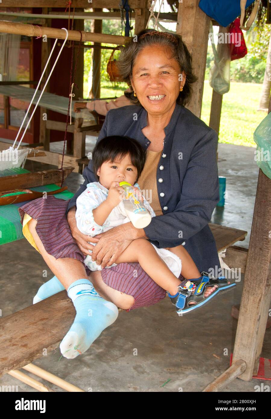 Die Tai Dam oder Black Tai sind eine ethnische Gruppe, die in Teilen von Laos, Vietnam, China und Thailand vorkommen. Tai-Dam-Sprecher in China werden zusammen mit fast allen anderen Tai-Völkern als Teil der Dai-Nationalität eingestuft. Aber in Vietnam erhalten sie ihre eigene Nationalität (mit dem Weißen Tai), wo sie als Thái-Nationalität (was Tai-Leute bedeutet) eingestuft werden. Der Tai-Staudamm stammt aus der Nähe von Dien Bien Phu in Vietnam. Stockfoto