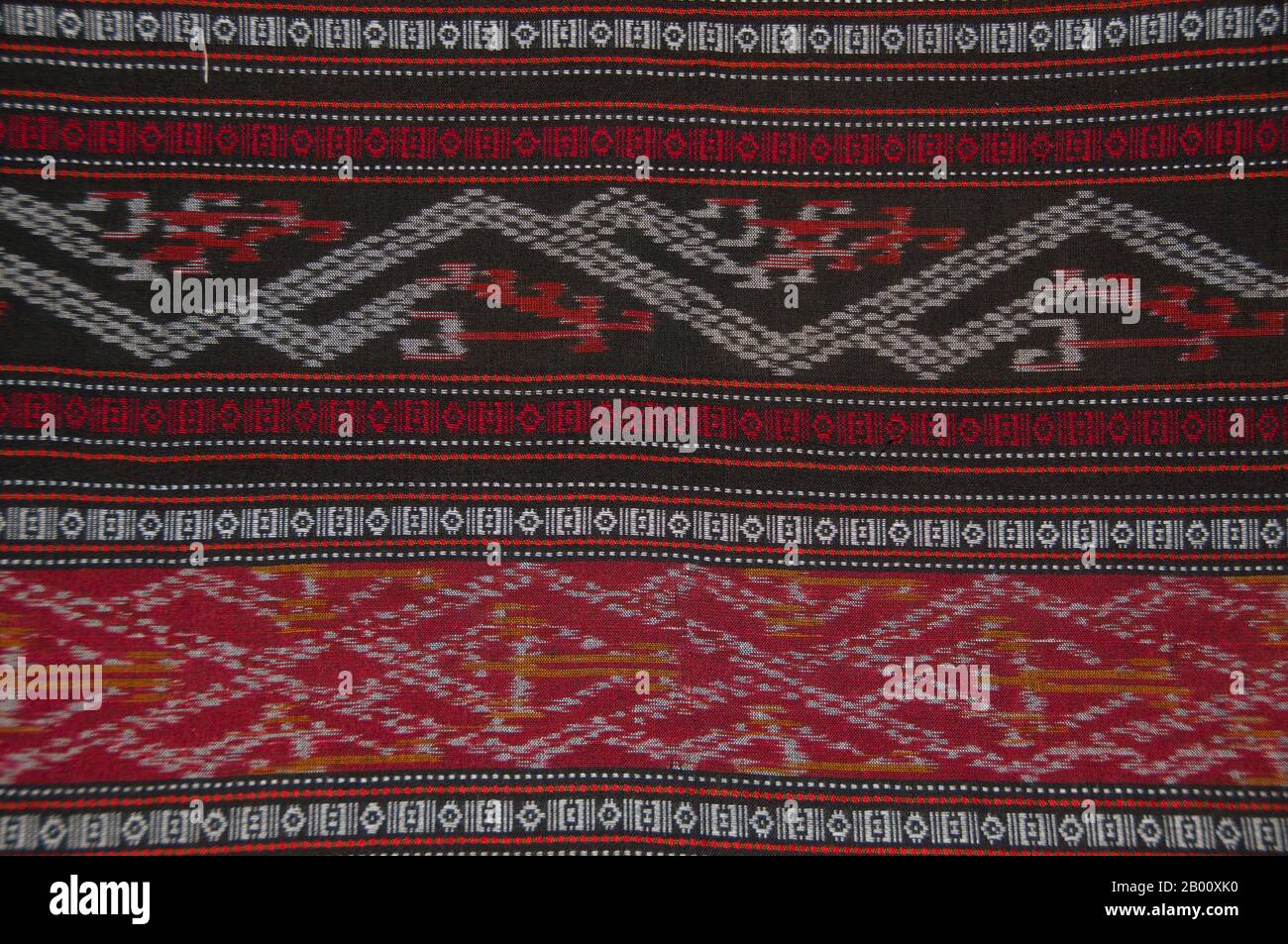 Thailand: Schwarzes Tai Textil, Ban Na Pa Nat Tai Dam Kulturdorf, Provinz Loei. Der Tai Dam oder Black Tai sind eine ethnische Gruppe, die in Teilen von Laos, Vietnam, China und Thailand zu finden ist. Tai Dam Lautsprecher in China werden als Teil der Dai Nationalität zusammen mit fast allen anderen Tai Völker eingestuft. Aber in Vietnam bekommen sie ihre eigene Nationalität (mit dem Weißen Tai), wo sie als Thái-Nationalität (was Tai-Leute bedeutet) eingestuft werden. Der Tai Dam stammt aus der Nähe von Dien Bien Phu in Vietnam. Stockfoto