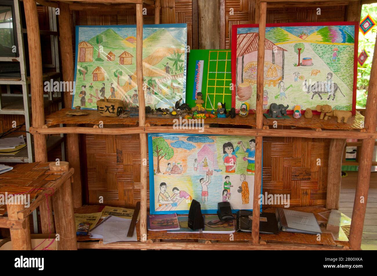 Thailand: Ein kleines Museum in der örtlichen Schule zeigt Tai Dam Traditionen, Ban Na Pa Nat Tai Dam Kulturdorf, Loei Provinz. Der Tai Dam oder Black Tai sind eine ethnische Gruppe, die in Teilen von Laos, Vietnam, China und Thailand zu finden ist. Tai Dam Lautsprecher in China werden als Teil der Dai Nationalität zusammen mit fast allen anderen Tai Völker eingestuft. Aber in Vietnam bekommen sie ihre eigene Nationalität (mit dem Weißen Tai), wo sie als Thái-Nationalität (was Tai-Leute bedeutet) eingestuft werden. Der Tai Dam stammt aus der Nähe von Dien Bien Phu in Vietnam. Stockfoto