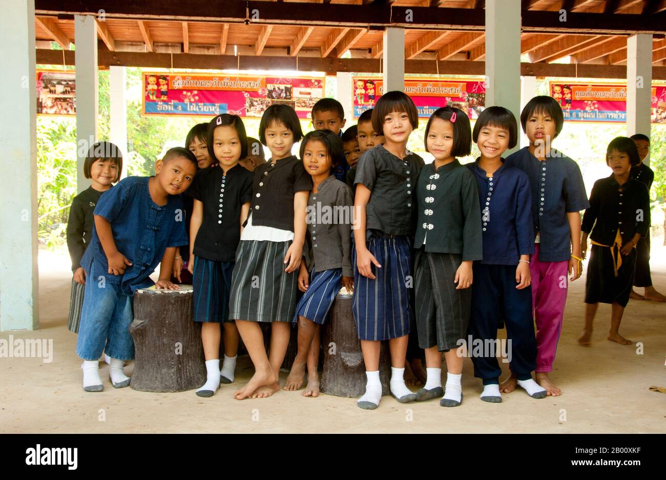 Thailand: Schüler der örtlichen Schule tragen immer noch Tai Dam traditionelle Kleidung zur Schule, Ban Na Pa Nat Tai Dam Kulturdorf, Provinz Loei. Der Tai Dam oder Black Tai sind eine ethnische Gruppe, die in Teilen von Laos, Vietnam, China und Thailand zu finden ist. Tai Dam Lautsprecher in China werden als Teil der Dai Nationalität zusammen mit fast allen anderen Tai Völker eingestuft. Aber in Vietnam bekommen sie ihre eigene Nationalität (mit dem Weißen Tai), wo sie als Thái-Nationalität (was Tai-Leute bedeutet) eingestuft werden. Der Tai Dam stammt aus der Nähe von Dien Bien Phu in Vietnam. Stockfoto