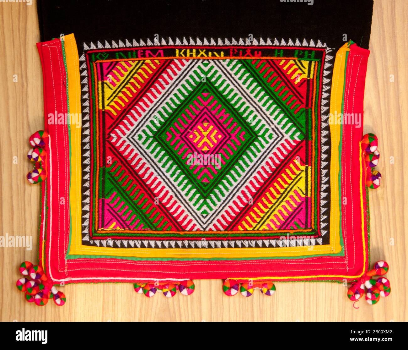 Thailand: Schwarzer Tai-Kopfschmuck der Frauen, Ban Na Pa Nat Tai Dam Kulturdorf, Provinz Loei. Der Tai Dam oder Black Tai sind eine ethnische Gruppe, die in Teilen von Laos, Vietnam, China und Thailand zu finden ist. Tai Dam Lautsprecher in China werden als Teil der Dai Nationalität zusammen mit fast allen anderen Tai Völker eingestuft. Aber in Vietnam bekommen sie ihre eigene Nationalität (mit dem Weißen Tai), wo sie als Thái-Nationalität (was Tai-Leute bedeutet) eingestuft werden. Der Tai Dam stammt aus der Nähe von Dien Bien Phu in Vietnam. Stockfoto