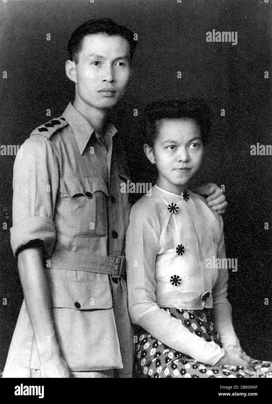 Birma/Myanmar: DAW Mi Mi Khaing (1916-1990) mit ihrem Mann Sao Saimong Mangrai Mi Mi Khaing (1916. – 15. März 1990) war eine burmesische Gelehrte und Schriftstellerin, die zahlreiche Bücher und Artikel über das Leben in Burma im 20. Jahrhundert verfasste. Sie ist als eine der ersten Frauen bekannt, die in englischer Sprache über burmesische Kultur und Traditionen schreiben. Mi Mi Mi Khaing, geboren aus der Mon-Abstammung, wuchs während der britischen Kolonialherrschaft in Burma auf und wurde an britischen Schulen ausgebildet. Sie heiratete Sao Saimong, einen bekannten Gelehrten und Mitglied der königlichen Familie von Kengtung im Staat Shan. Stockfoto