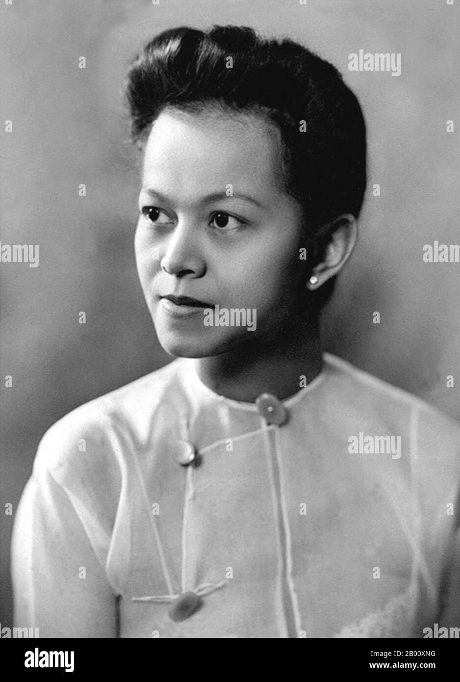 Birma/Myanmar: DAW Mi Mi Khaing (1916-1990), Autorin, Feministin und Pädagogin, c.. 1950. Mi Mi Mi Khaing (1916. – 15. März 1990) war ein birmanischer Gelehrter und Schriftsteller, der zahlreiche Bücher und Artikel über das Leben in Burma im 20. Jahrhundert verfasste. Sie ist als eine der ersten Frauen bekannt, die in englischer Sprache über burmesische Kultur und Traditionen schreiben. Mi Mi Mi Khaing, geboren aus der Mon-Abstammung, wuchs während der britischen Kolonialherrschaft in Burma auf und wurde an britischen Schulen ausgebildet. Sie heiratete Sao Saimong, einen bekannten Gelehrten und Mitglied der königlichen Familie von Kengtung im Staat Shan. Stockfoto