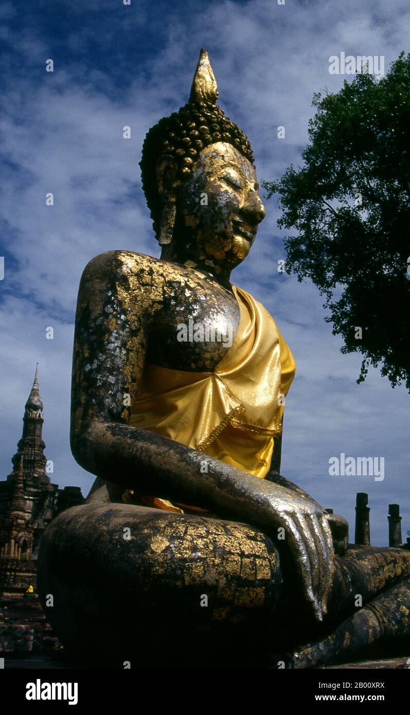 Thailand: Buddha, Wat Mahathat, Sukhothai Historischer Park. Wat Mahathat wurde im 13. Jahrhundert von König Intharathit (c. 1240-70) und im 14. Jahrhundert wieder aufgebaut. Es war das spirituelle Herz des Sukhothai-Reiches. Sukhothai, was wörtlich "Dawn of Happiness" bedeutet, war die Hauptstadt des Sukhothai-Königreichs und wurde 1238 gegründet. Es war die Hauptstadt des thailändischen Reiches für etwa 140 Jahre. Stockfoto