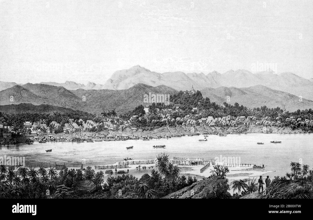 Laos: ‘EIN Blick auf Luang Prabang im Jahr 1867’. Stich von Louis Delaporte (1842-1925), 1867. Luang Prabang war früher die Hauptstadt eines gleichnamigen Königreichs. Bis zur kommunistischen Machtübernahme 1975 war es die königliche Hauptstadt und Regierungssitz des Königreichs Laos. Die Stadt ist heute ein UNESCO-Weltkulturerbe. Stockfoto