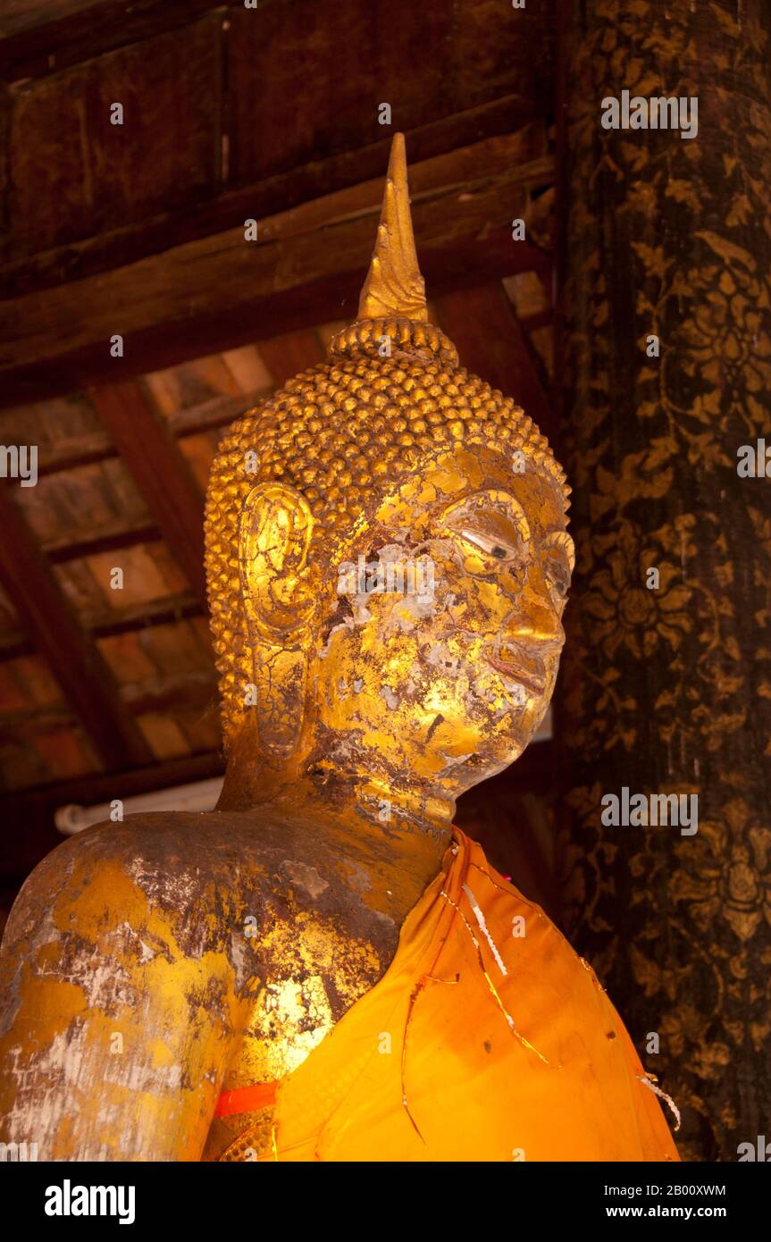 Thailand: Buddha in Viharn Nam Taem, Wat Phra That Lampang Luang, Nordthailand. Viharn Nam Taem gilt als das älteste erhaltene Holzgebäude in Thailand. Wat Phra That Lampang Luang wurde im 15. Jahrhundert erbaut und ist ein hölzerner Lanna-Stil Tempel im Ko Kha Bezirk der Lampang Provinz gefunden. Stockfoto