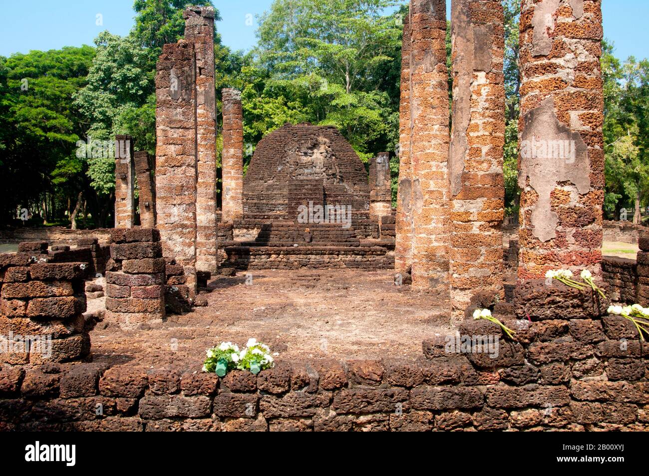 Thailand: Wat Suan Kaeo Utthayan Yai, Si Satchanalai Historical Park. Wat Suan Kaeo Utthayan Yai ist auch als Wat Kao Hong (Tempel der neun Räume) bekannt. SI Satchanalai wurde zwischen dem 13. Und 15. Jahrhundert erbaut und war ein integraler Bestandteil des Sukhothai Reiches. Es wurde in der Regel von Familienmitgliedern der Könige von Sukhothai verwaltet. Stockfoto