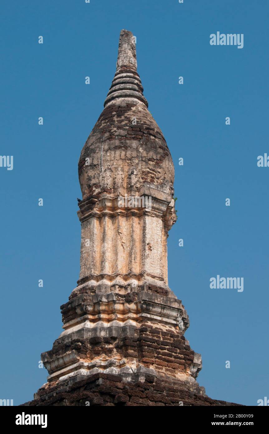 Thailand: Lotus-Bud Chedi, Wat Chedi Chet Thaew, Si Satchanalai Historical Park. Die Anlage von Wat Chedi Chet Thaew enthält eine Reihe von untergeordneten Chedis in einer Vielzahl von Stilen einschließlich Ceylonese, Pagan und Lanna gebaut. SI Satchanalai wurde zwischen dem 13. Und 15. Jahrhundert erbaut und war ein integraler Bestandteil des Sukhothai Reiches. Es wurde in der Regel von Familienmitgliedern der Könige von Sukhothai verwaltet. Stockfoto