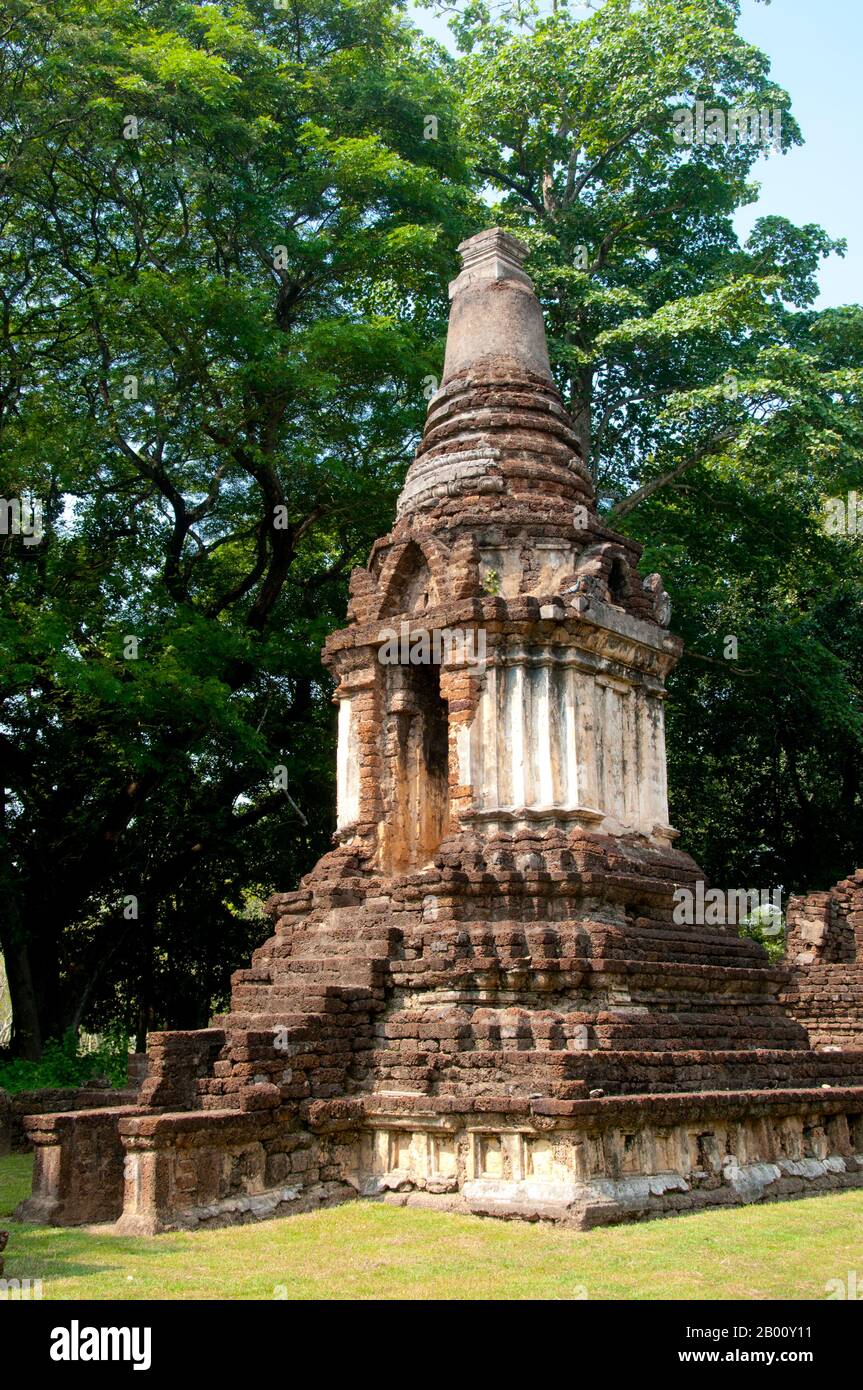 Thailand: Wat Chedi Chet Thaew, Si Satchanalai Historical Park. Die Anlage von Wat Chedi Chet Thaew enthält eine Reihe von untergeordneten Chedis in einer Vielzahl von Stilen einschließlich Ceylonese, Pagan und Lanna gebaut. SI Satchanalai wurde zwischen dem 13. Und 15. Jahrhundert erbaut und war ein integraler Bestandteil des Sukhothai Reiches. Es wurde in der Regel von Familienmitgliedern der Könige von Sukhothai verwaltet. Stockfoto