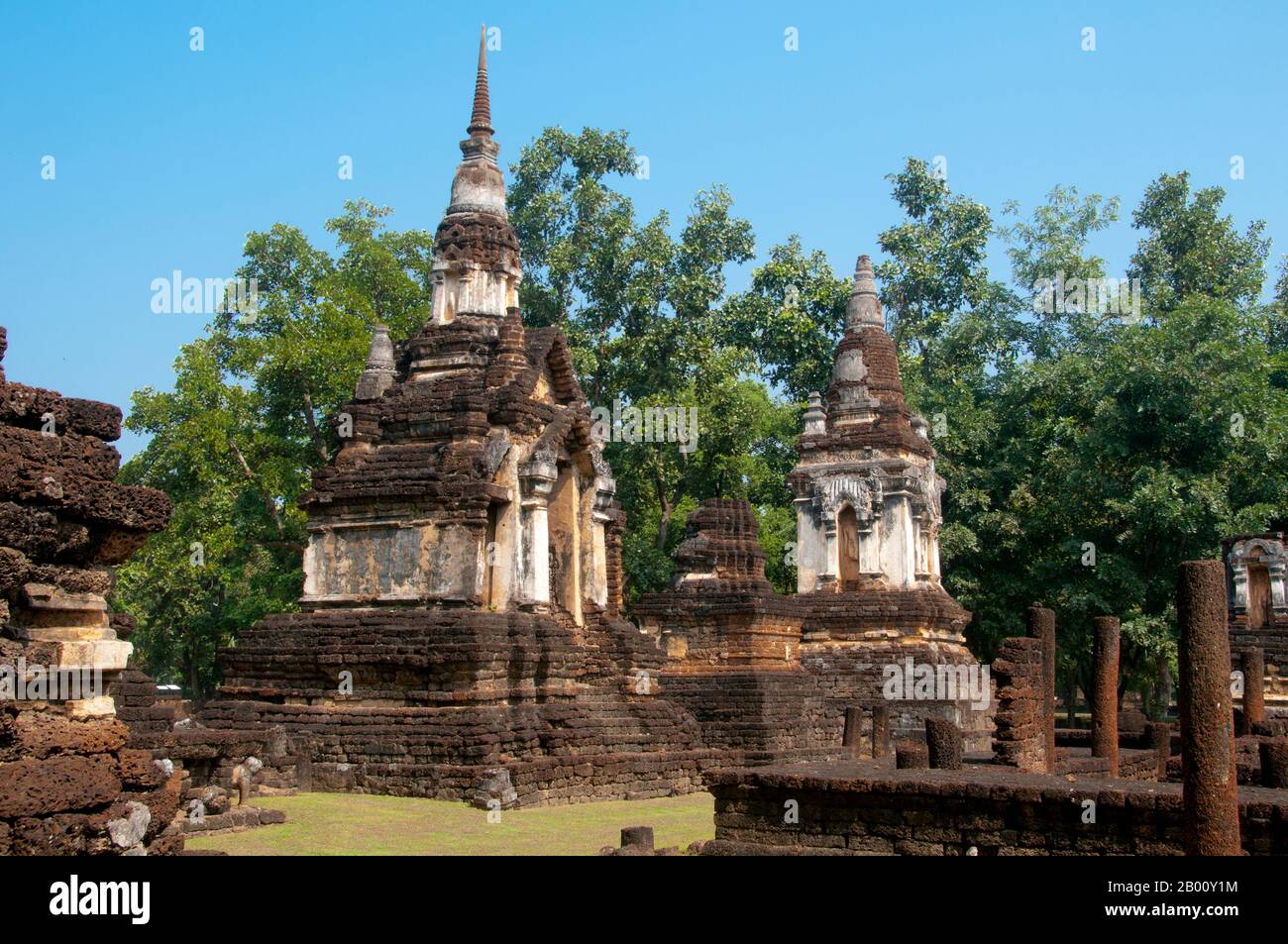 Thailand: Wat Chedi Chet Thaew, Si Satchanalai Historical Park. Die Anlage von Wat Chedi Chet Thaew enthält eine Reihe von untergeordneten Chedis in einer Vielzahl von Stilen einschließlich Ceylonese, Pagan und Lanna gebaut. SI Satchanalai wurde zwischen dem 13. Und 15. Jahrhundert erbaut und war ein integraler Bestandteil des Sukhothai Reiches. Es wurde in der Regel von Familienmitgliedern der Könige von Sukhothai verwaltet. Stockfoto